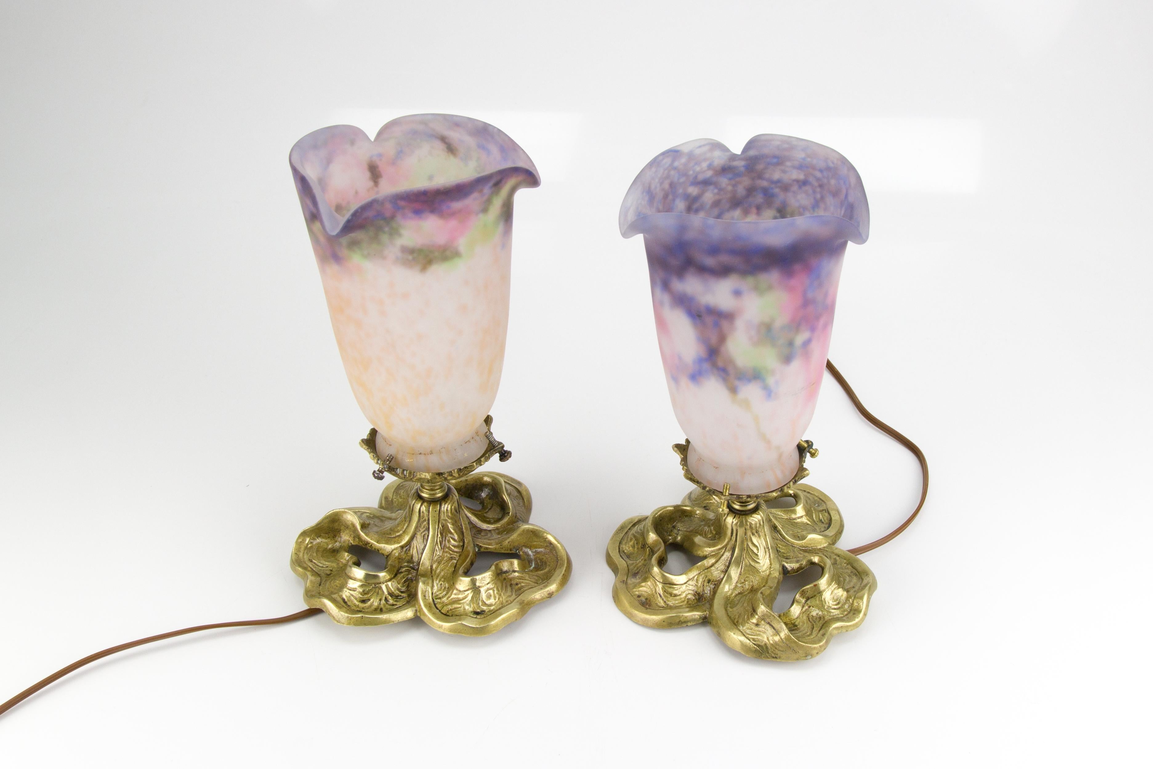 Paire de plafonniers Art Nouveau en bronze avec abat-jour en verre signés Muller Frères 13