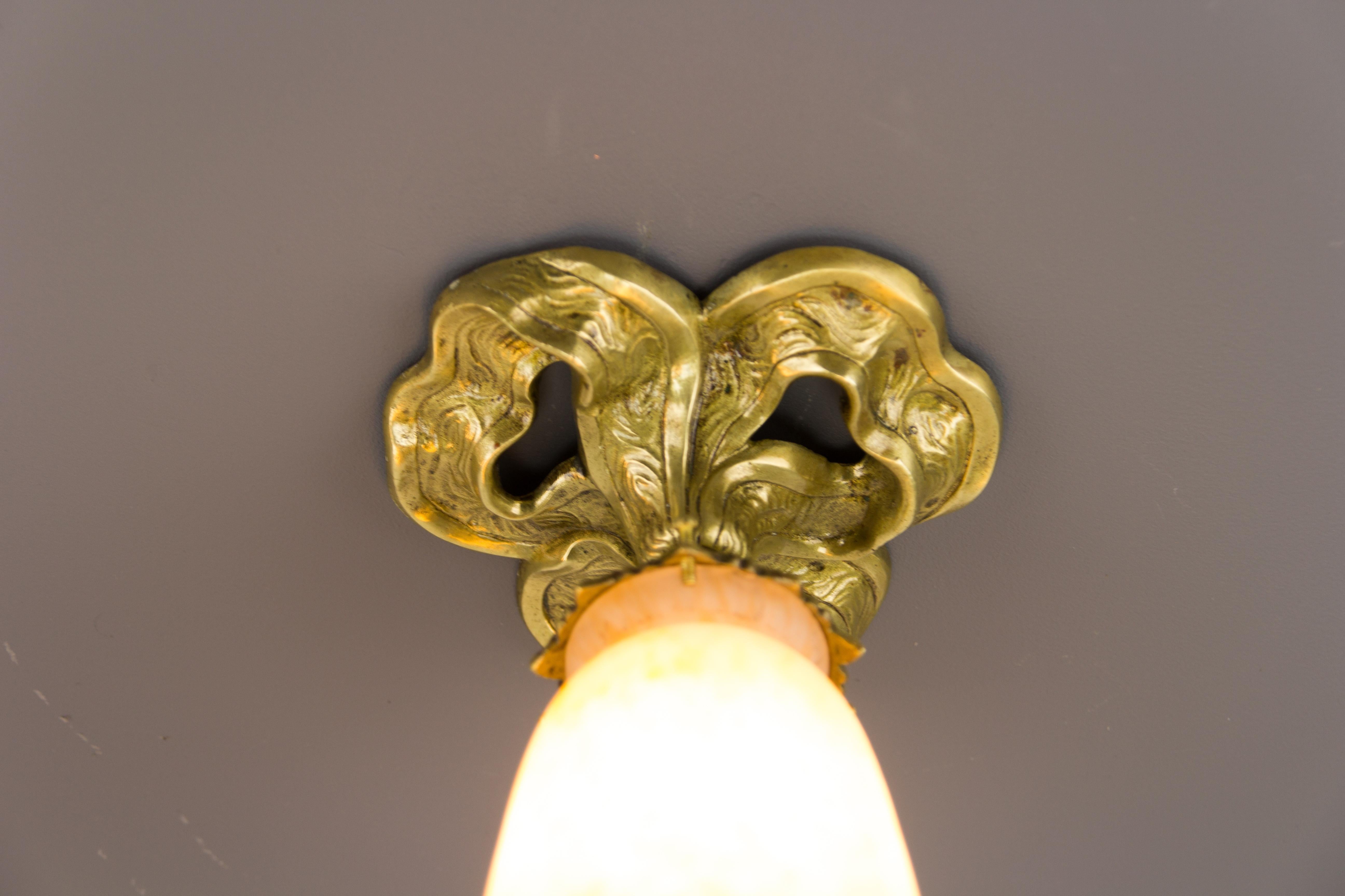 Français Paire de plafonniers Art Nouveau en bronze avec abat-jour en verre signés Muller Frères