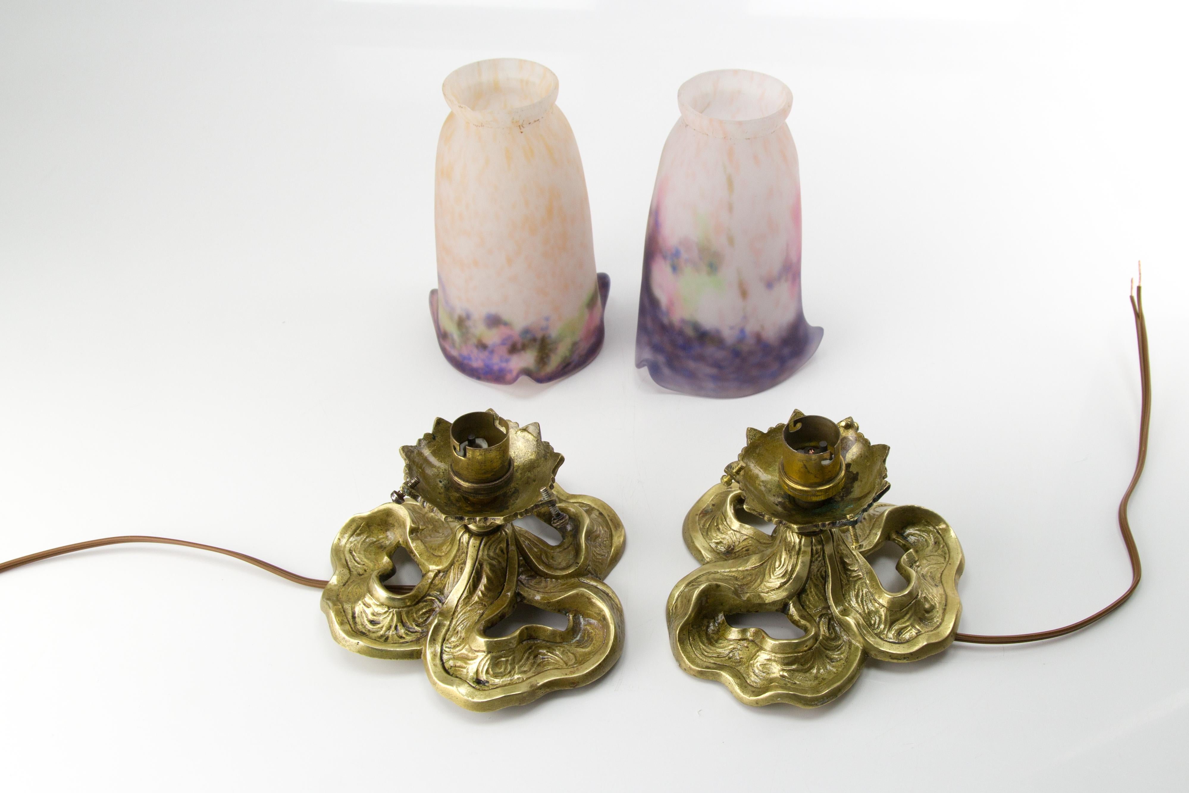 Paire de plafonniers Art Nouveau en bronze avec abat-jour en verre signés Muller Frères 2