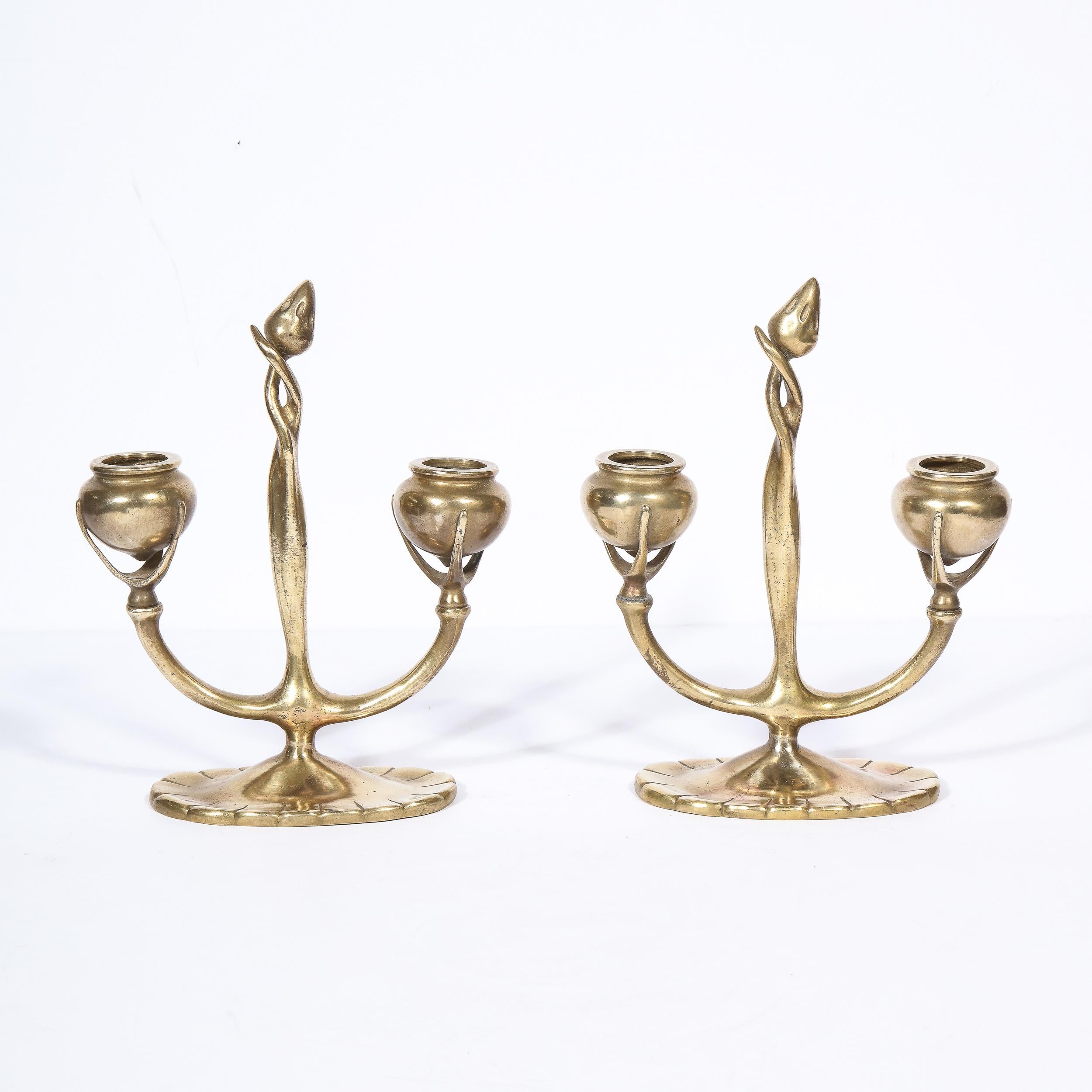 Art nouveau Paire de candélabres floraux sculptés en bronze Art Nouveau signés Tiffany Studios en vente