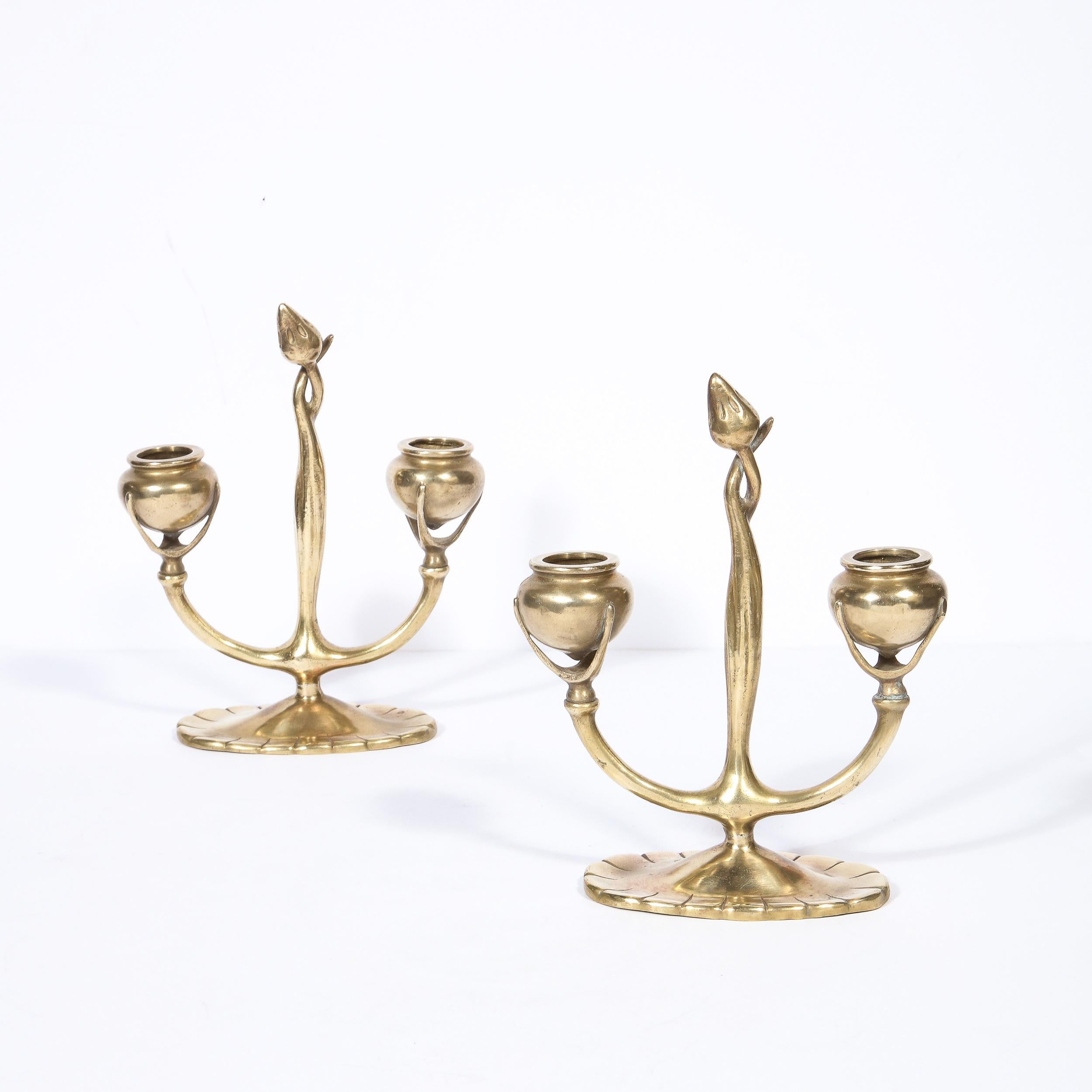 Début du 20ème siècle Paire de candélabres floraux sculptés en bronze Art Nouveau signés Tiffany Studios en vente