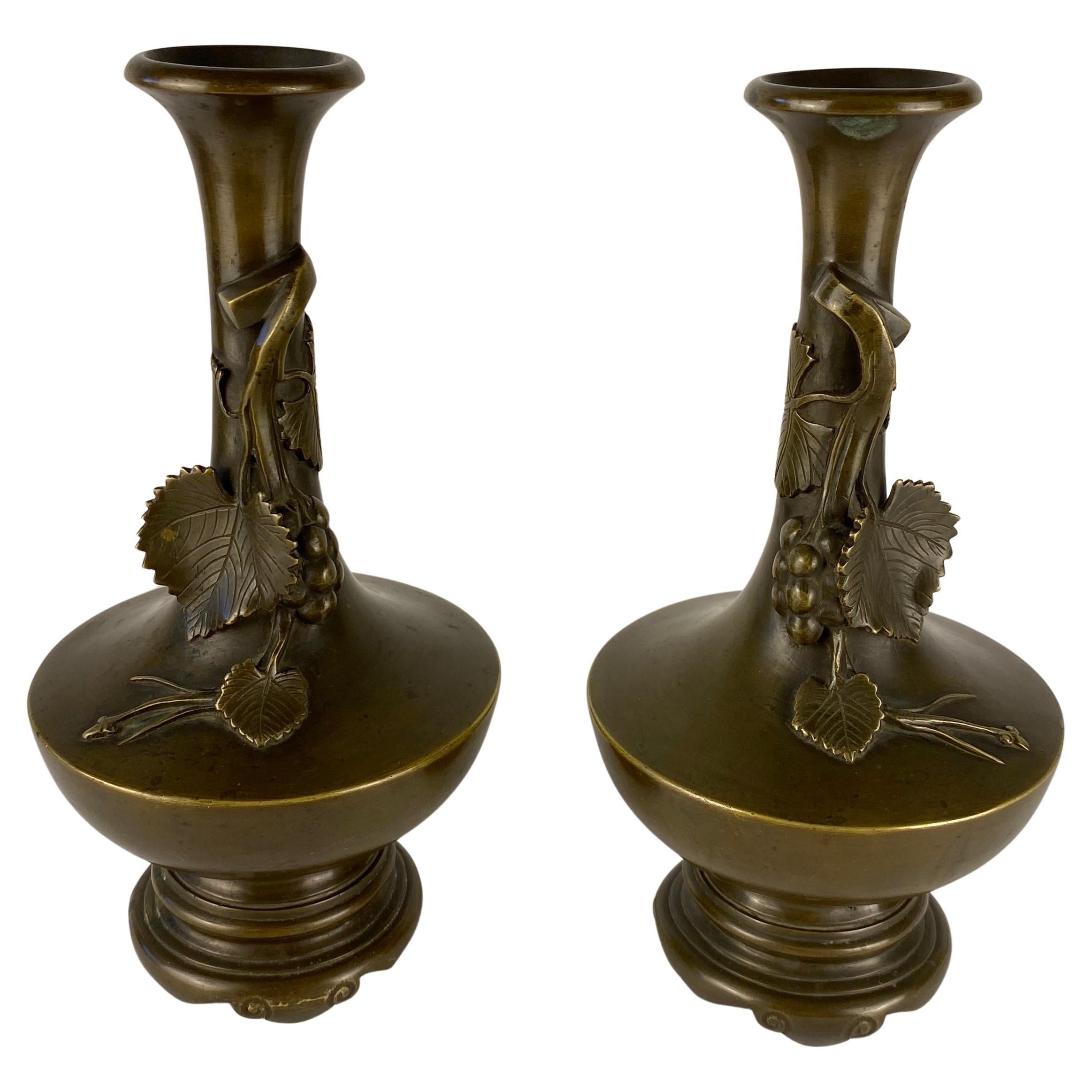 Paire de vases à pied en bronze Art Nouveau en vente