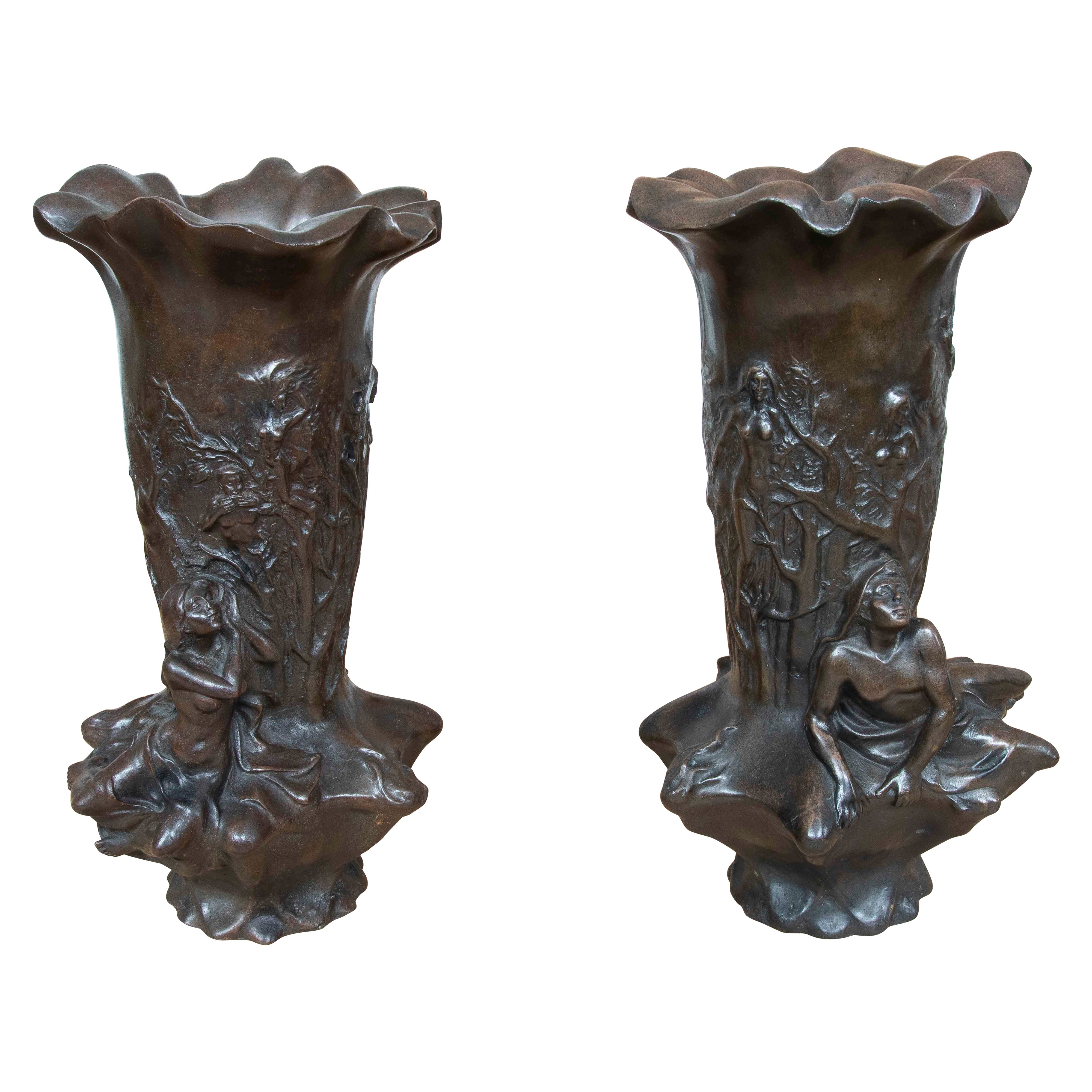 Pareja de jarrones Art Nouveau de bronce con figuras femeninas