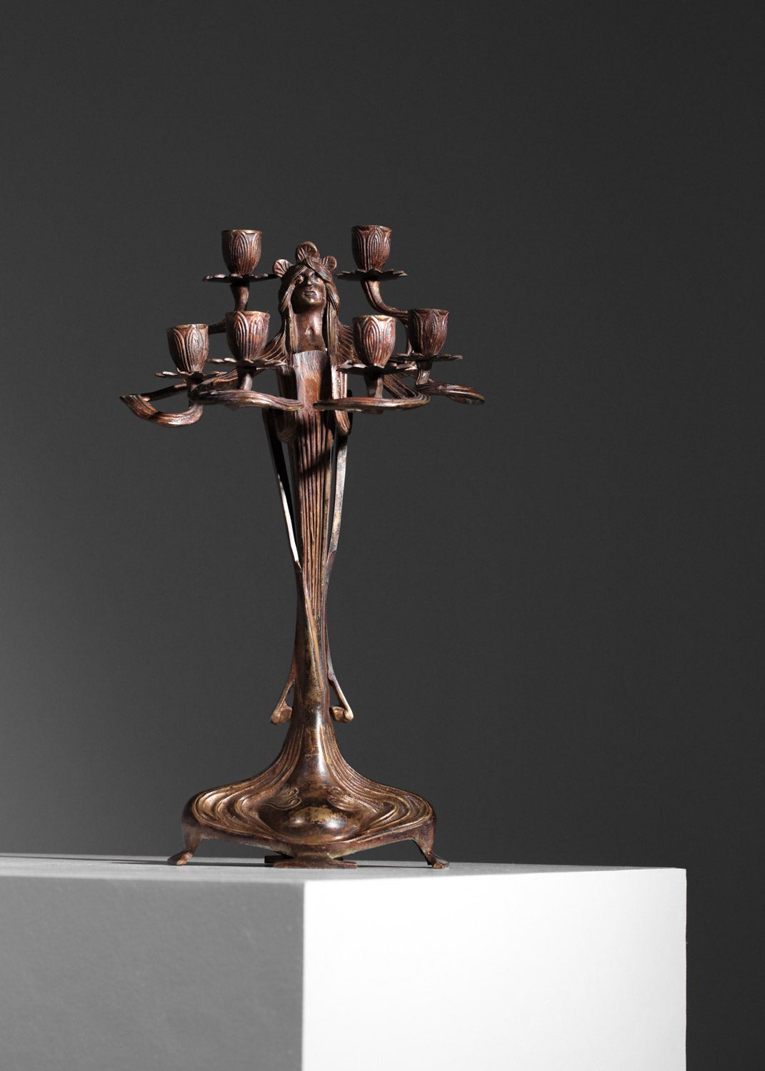 Ein Paar Jugendstil-Kerzenhalter aus den 1920er Jahren vom österreichischen Hersteller Urania Imperial Zinn. Die beiden Kandelaber sind aus massiver, patinierter Bronze und stellen eine Frau mit sechs Zweigen dar, an deren Ende Lotusblüten als