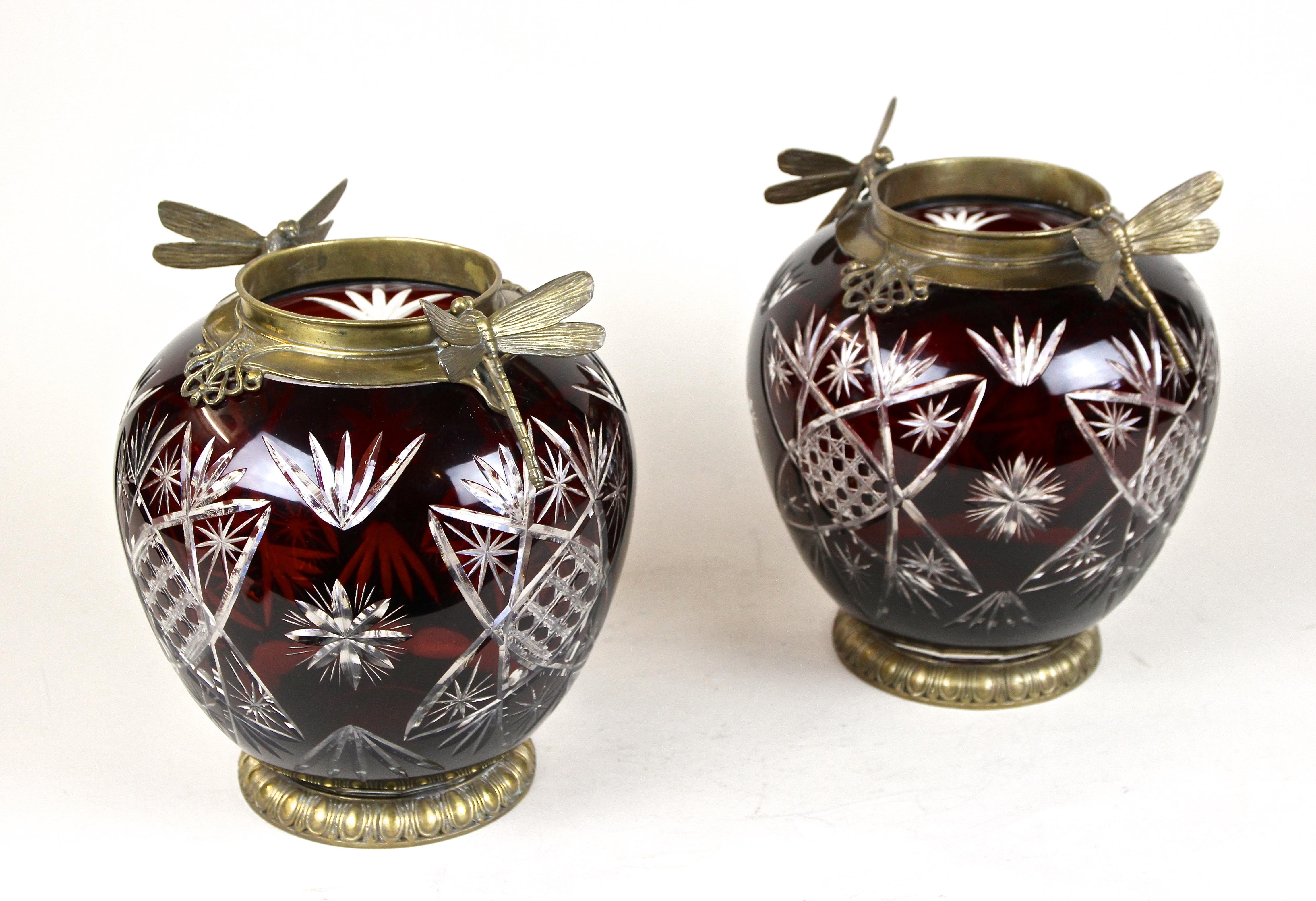 Pair Of Art Nouveau Cut Glass Vases With Bronze Dragonflies, France ca. 1900 In Good Condition In Lichtenberg, AT