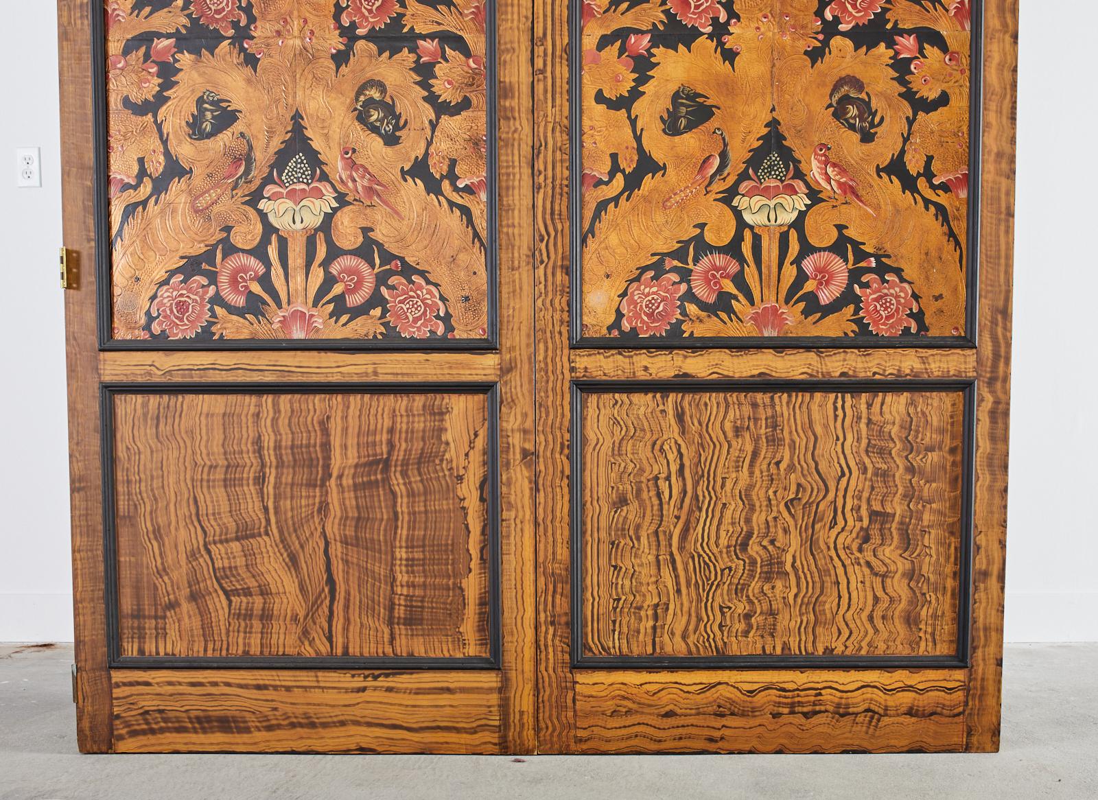 Paar Art nouveau-Stil-Raumteiler aus bemaltem Leder mit Prägung im Zustand „Gut“ im Angebot in Rio Vista, CA