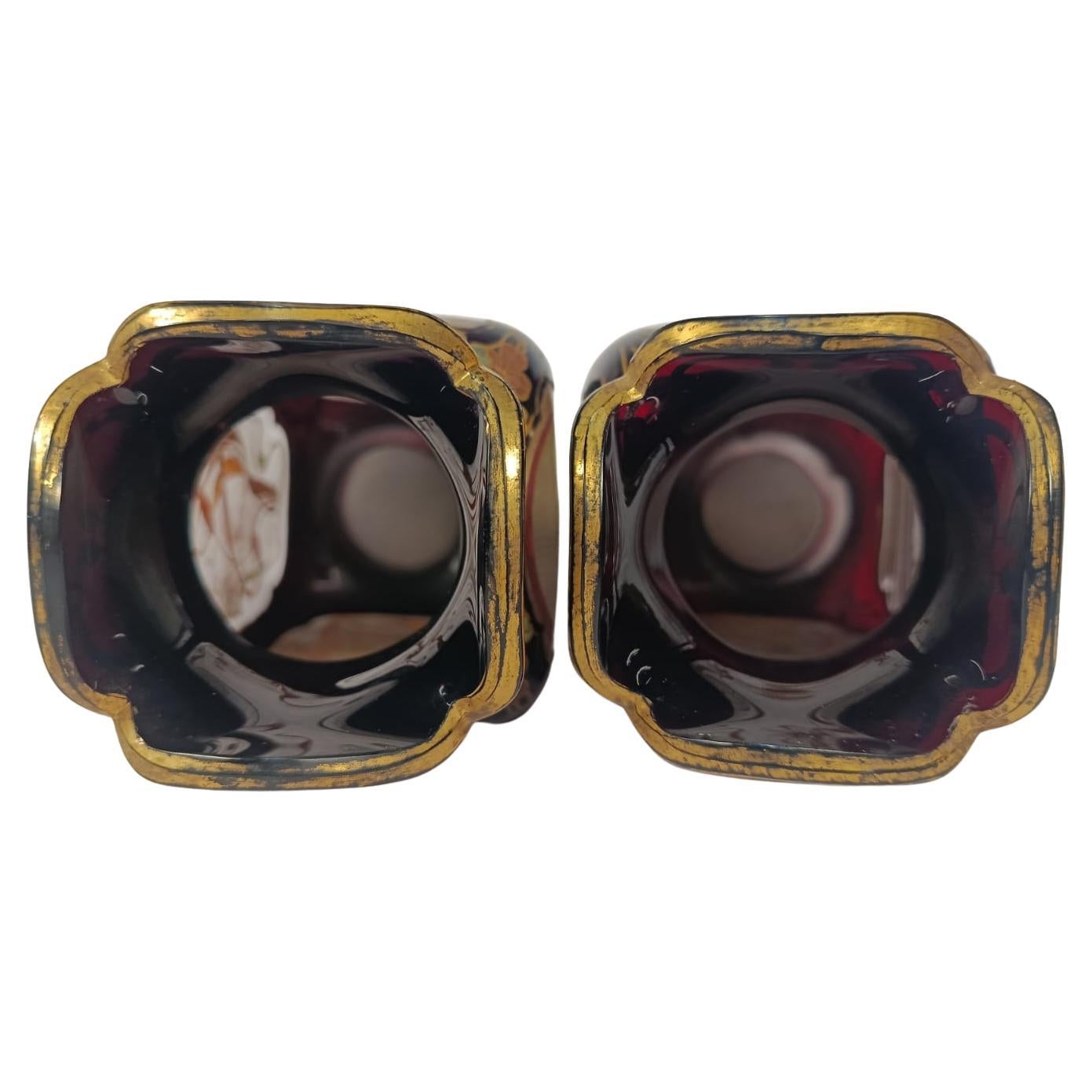 Paire de vases en verre émaillé Art Nouveau - Circa 1900
Elegante paire de vases en verre émaillé à la main dans le style raffiné de l'Art nouveau, datant d'environ 1900, très probablement d'origine bohémienne. Chaque vase présente de délicats