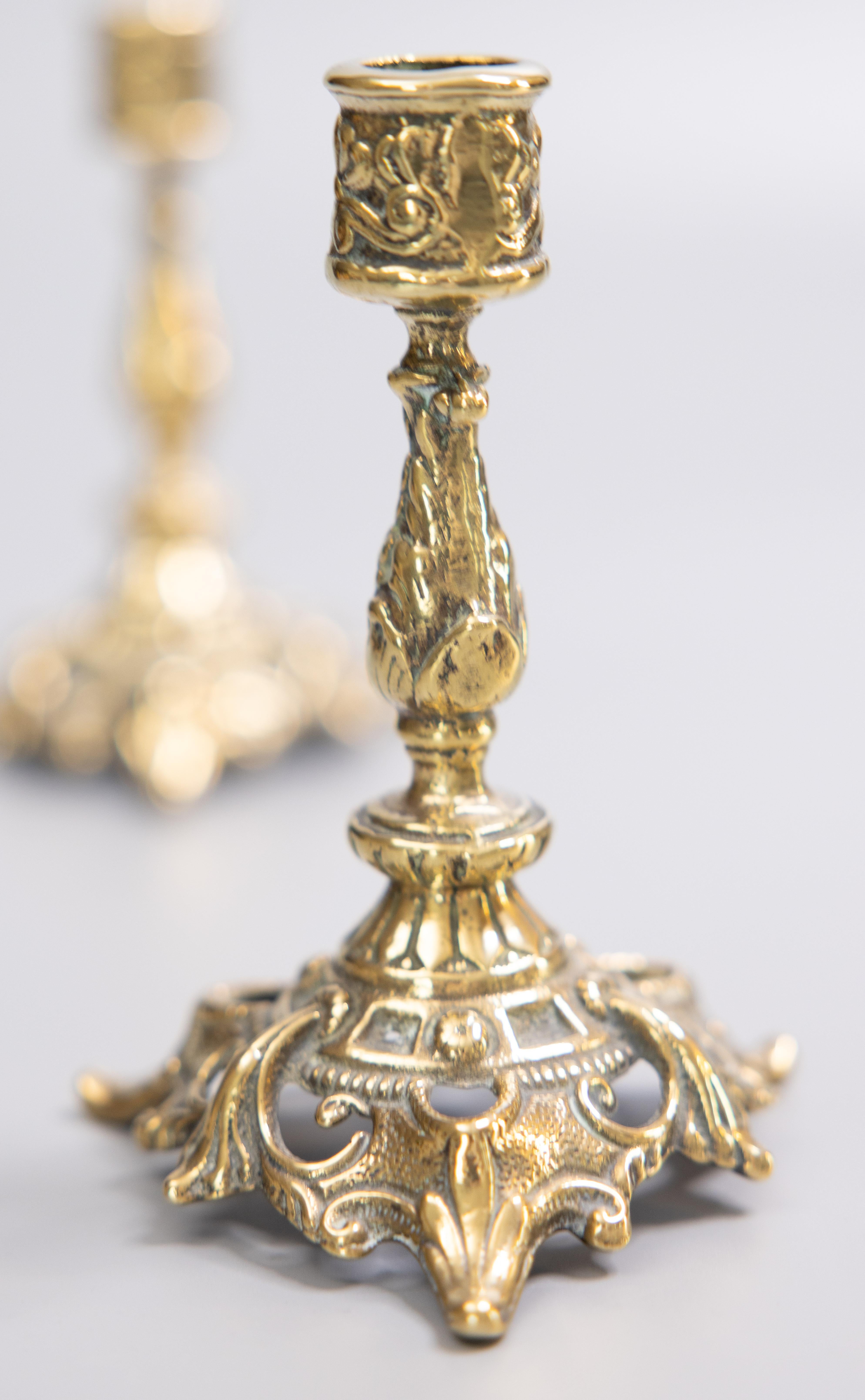 A fine pair of antique English Edwardian cast brass candlesticks, circa 1910. The bases are stamped with 