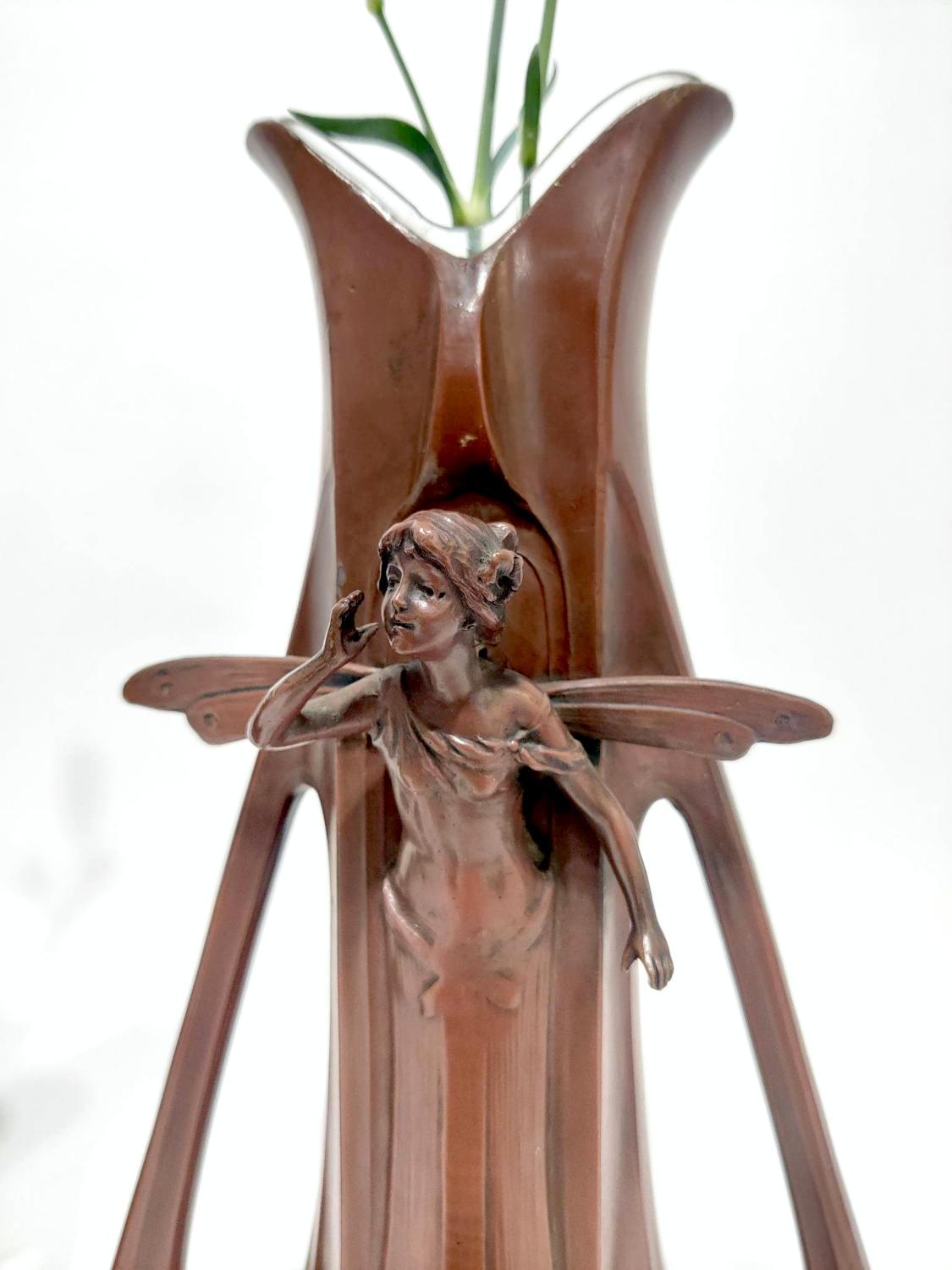 Pair of Art Nouveau Fairy Vases In Good Condition For Sale In London, GB