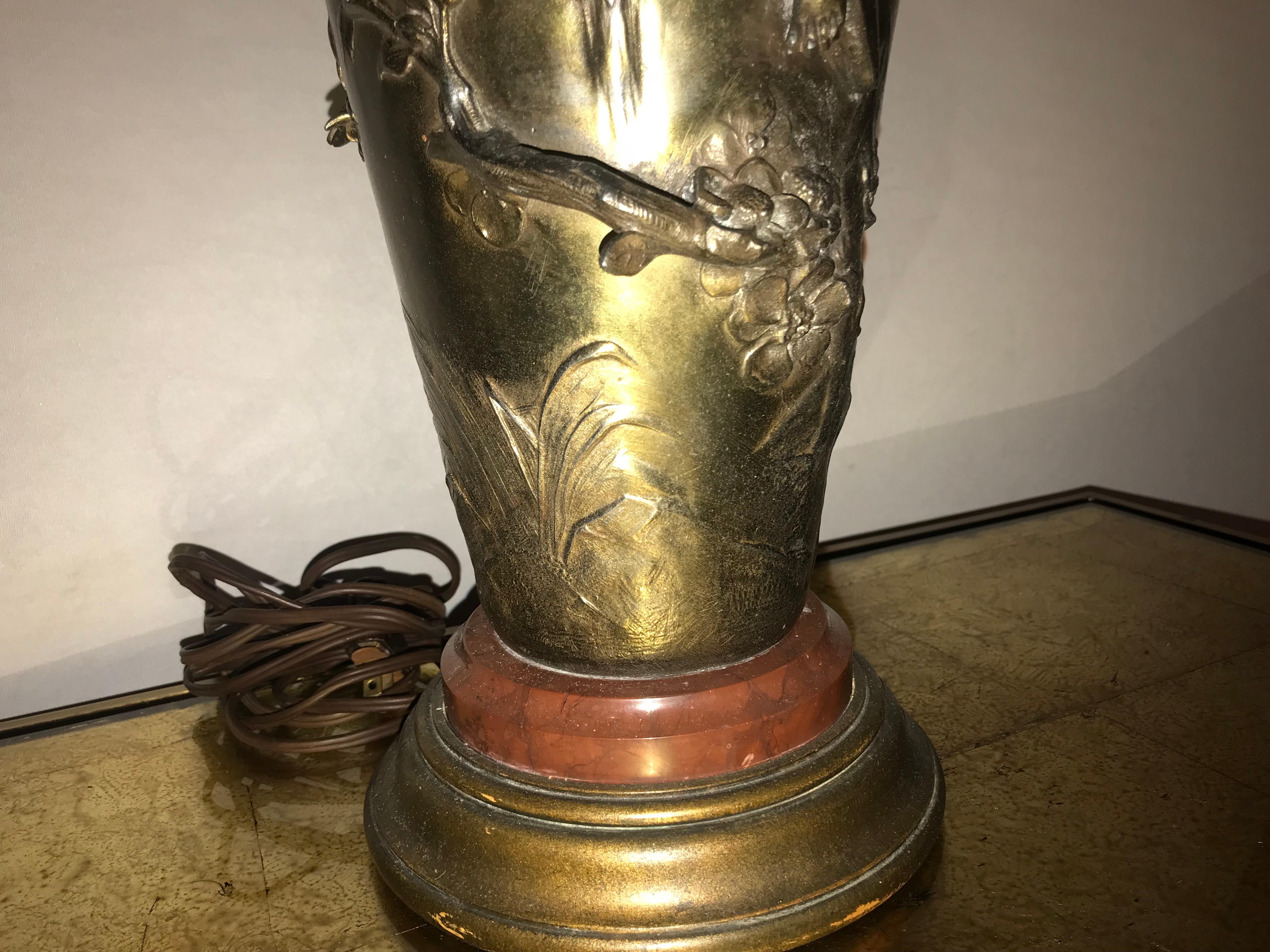 Paire d'urnes figuratives Art Nouveau montées comme lampes en vente 4
