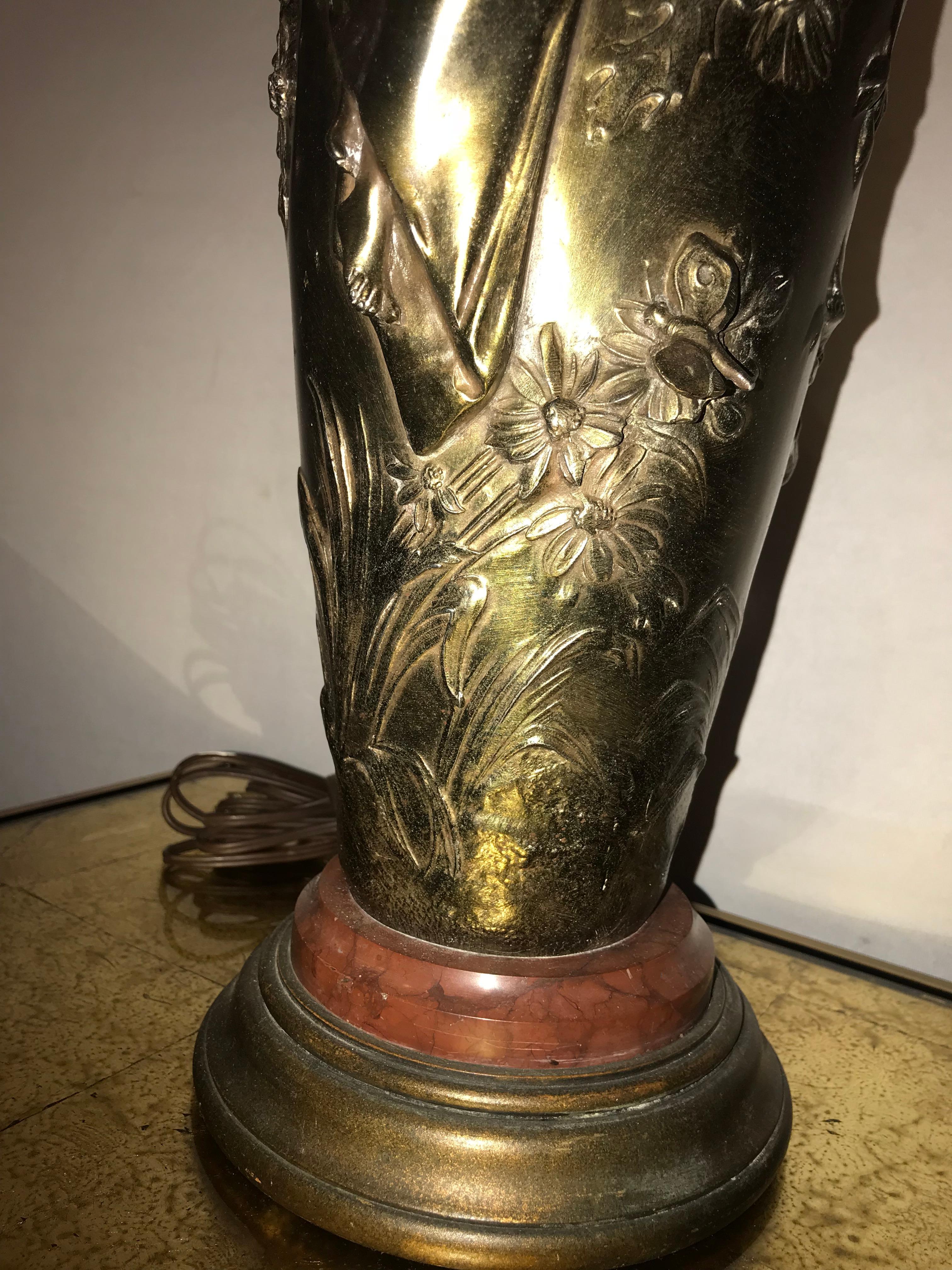 Paire d'urnes figuratives Art Nouveau montées comme lampes en vente 5