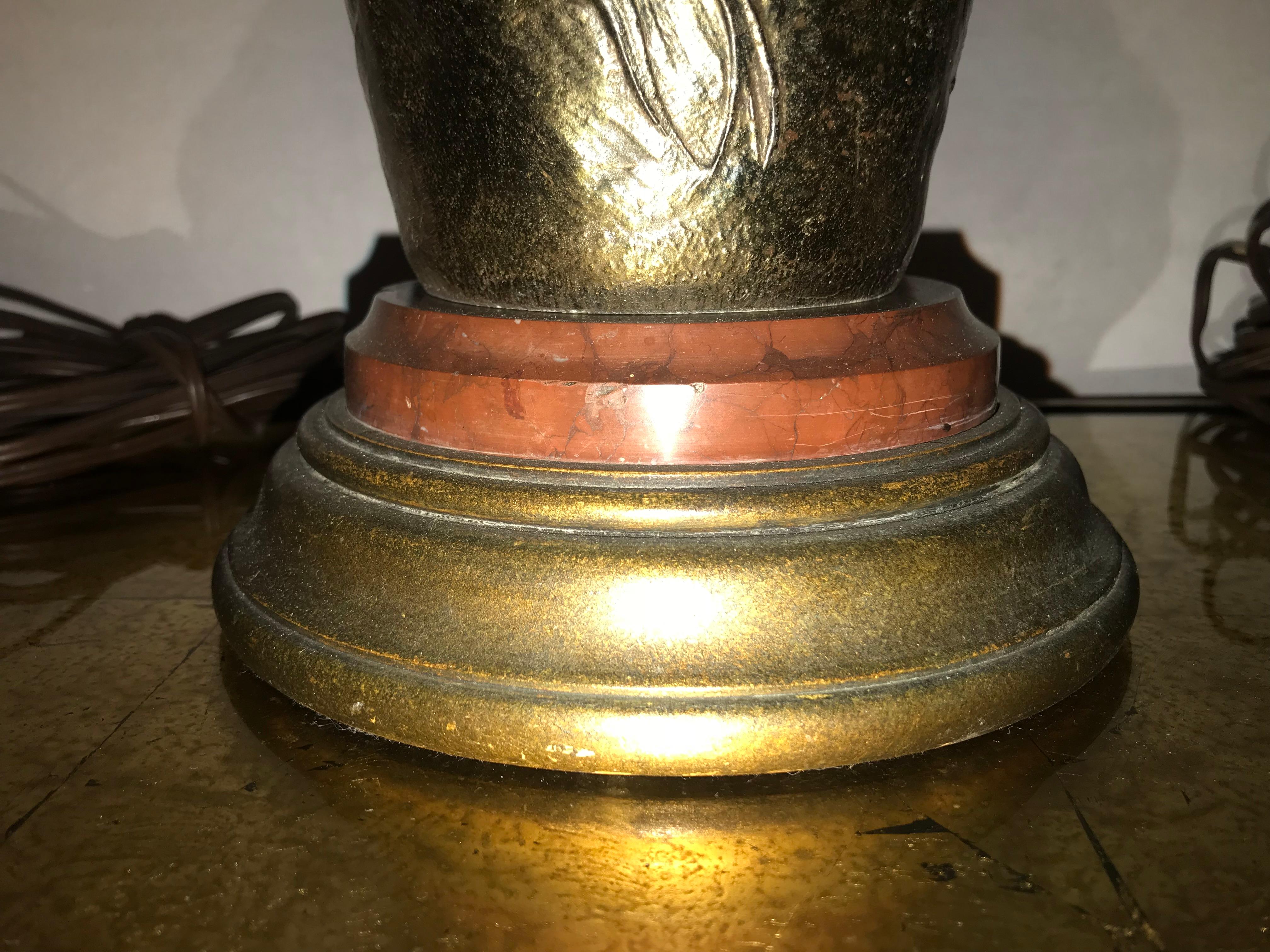 Paire d'urnes figuratives Art Nouveau montées comme lampes en vente 6
