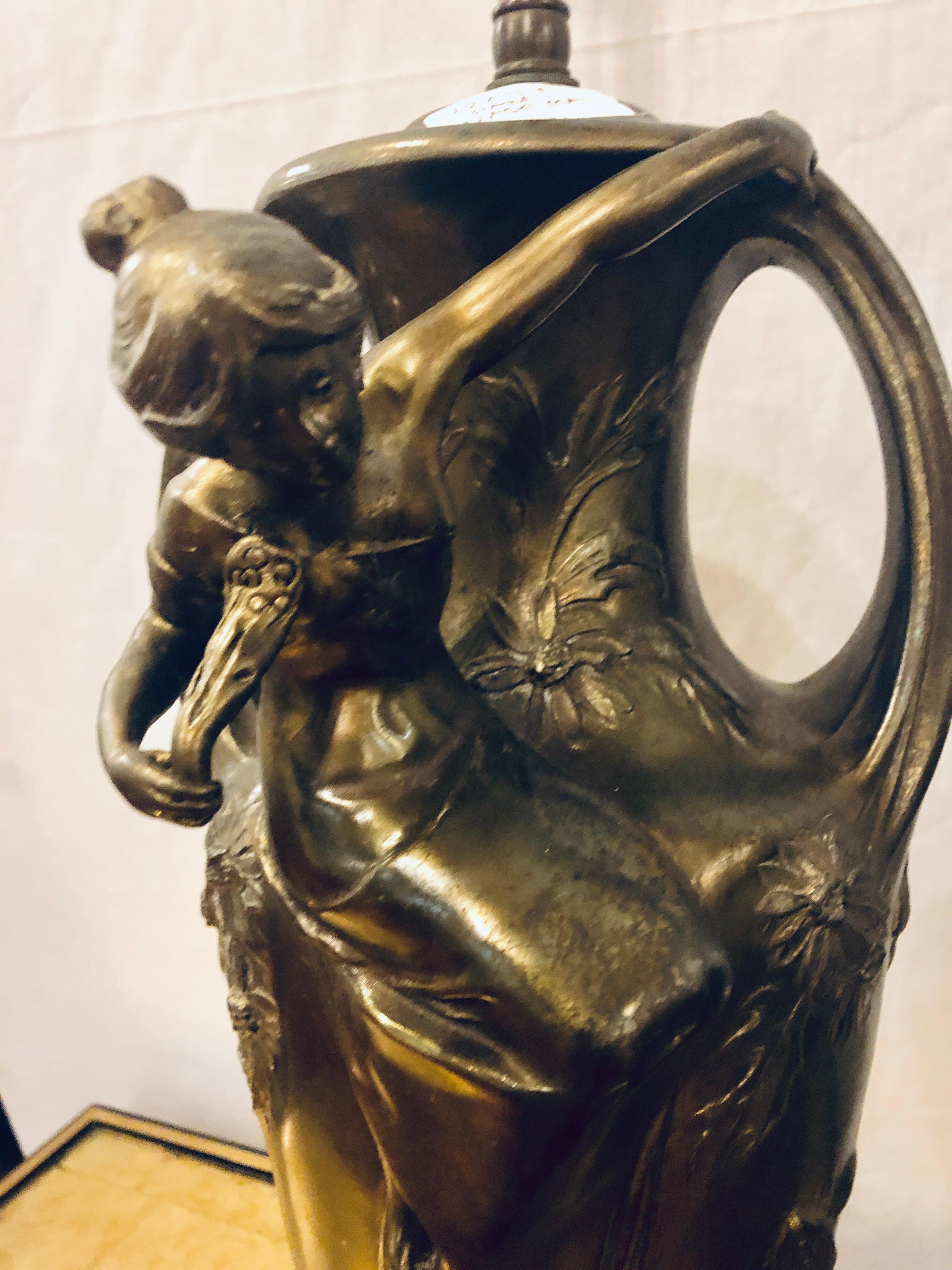 Paire d'urnes figuratives Art Nouveau montées comme lampes en vente 11