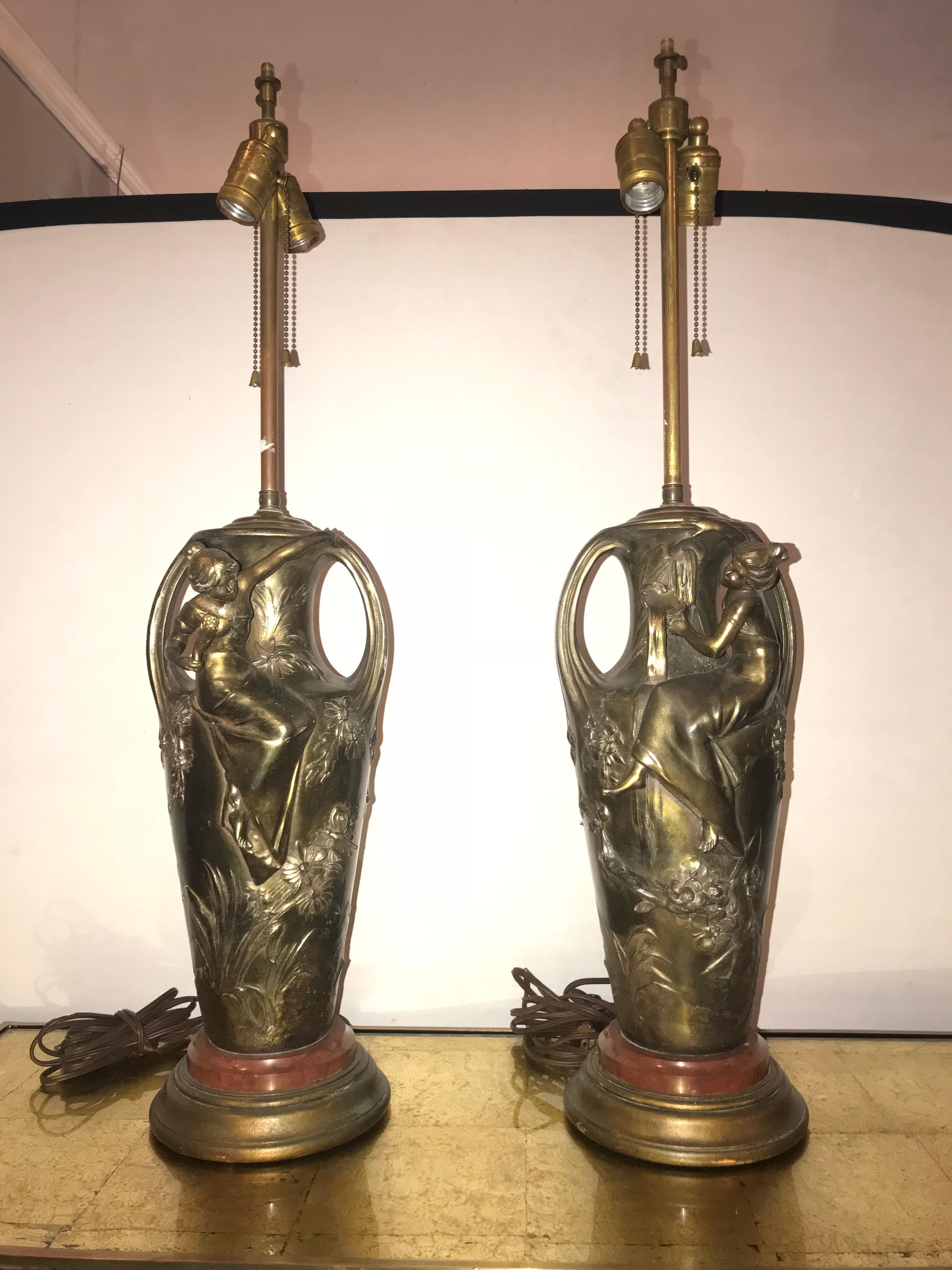 Paar figurale Jugendstilurnen als Lampen montiert (Art nouveau) im Angebot