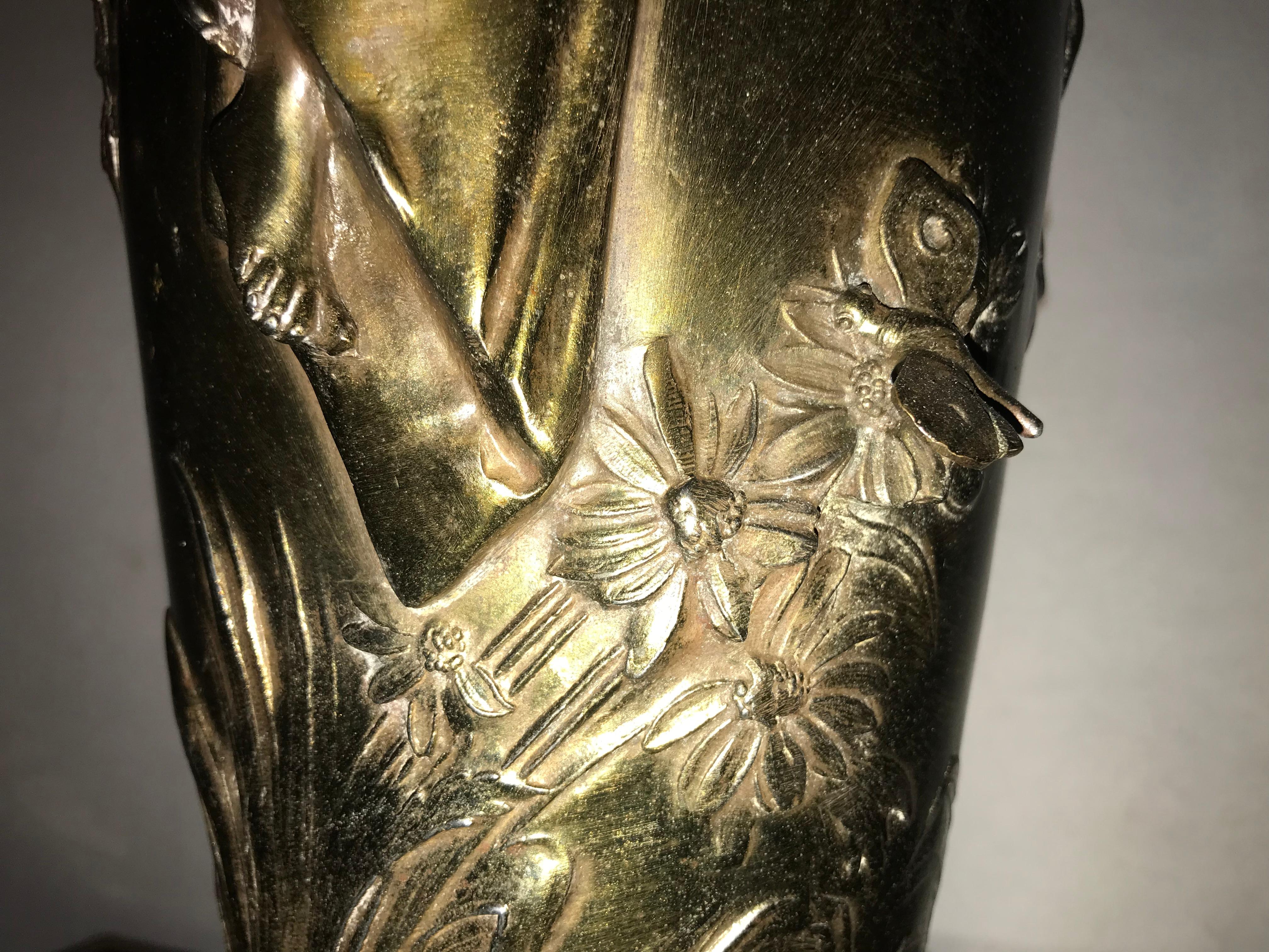 Paire d'urnes figuratives Art Nouveau montées comme lampes Bon état - En vente à Stamford, CT
