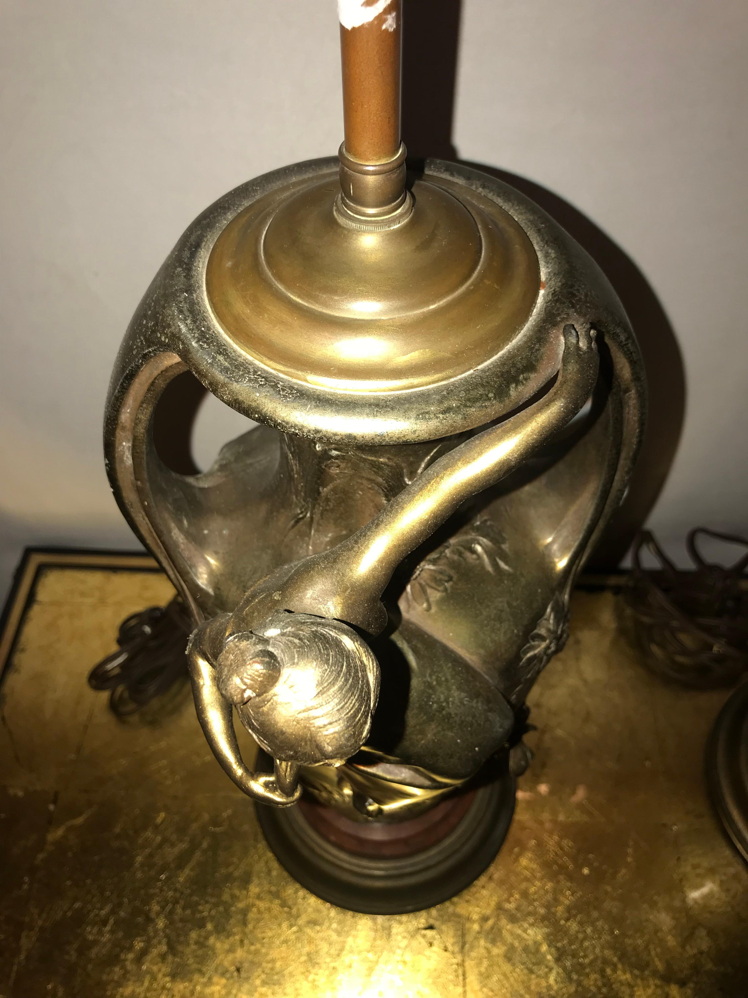 Paire d'urnes figuratives Art Nouveau montées comme lampes en vente 2