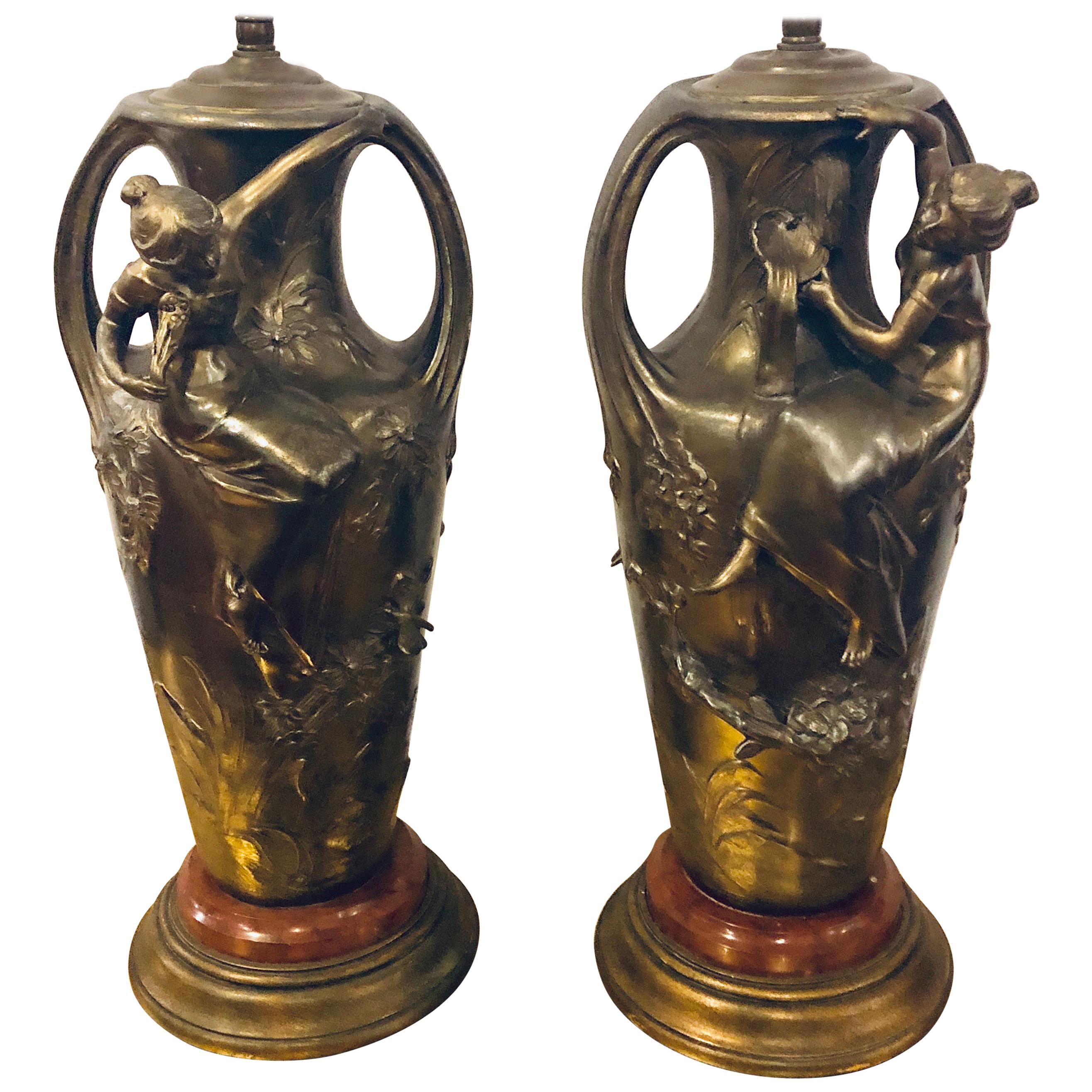 Paire d'urnes figuratives Art Nouveau montées comme lampes en vente
