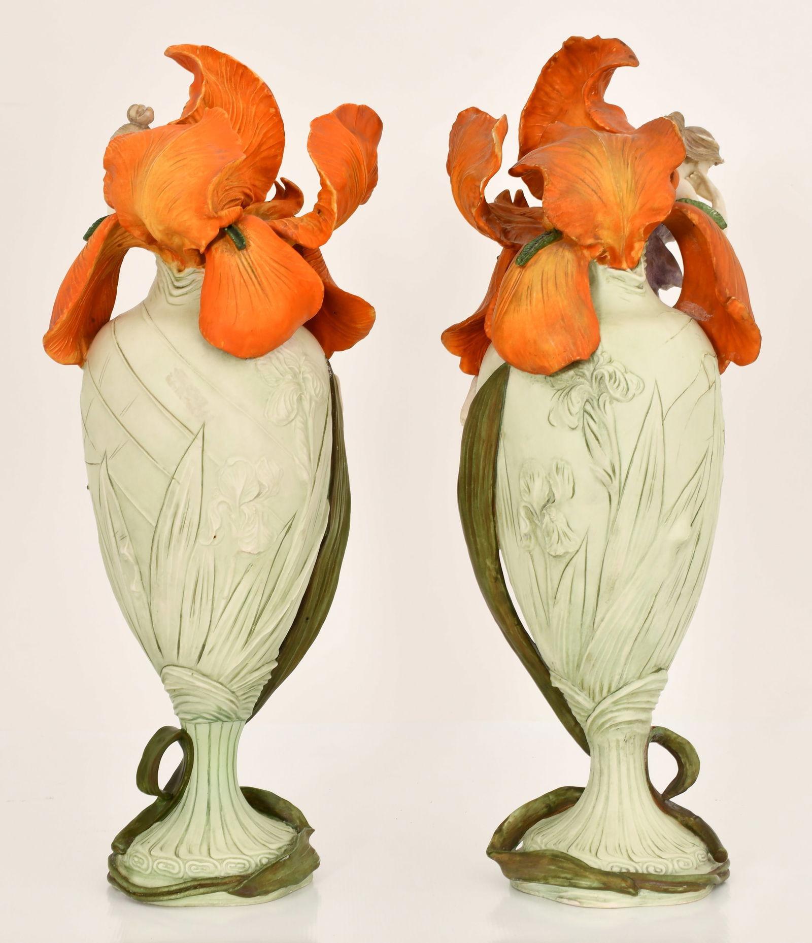 Pair of Art Nouveau Figurative Glazed Amphora Vases In condizioni buone in vendita a New York, NY