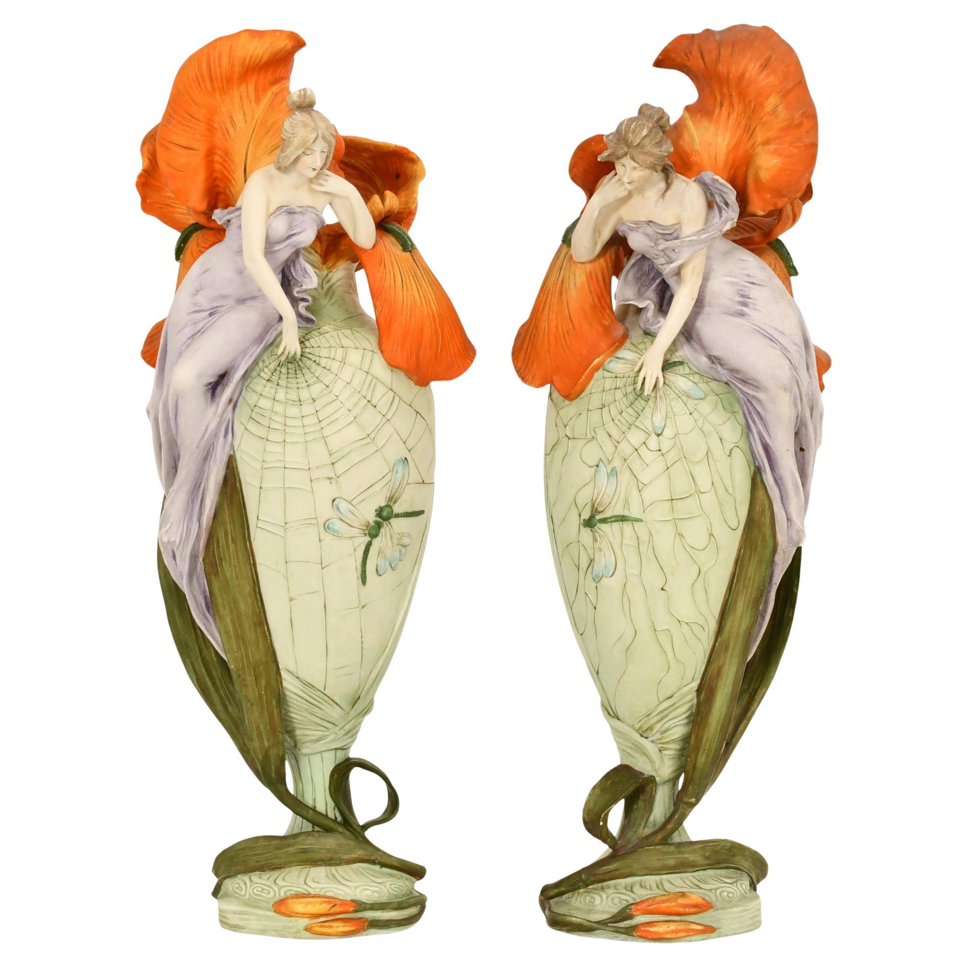Paar figurative glasierte Amphora-Vasen im Jugendstil