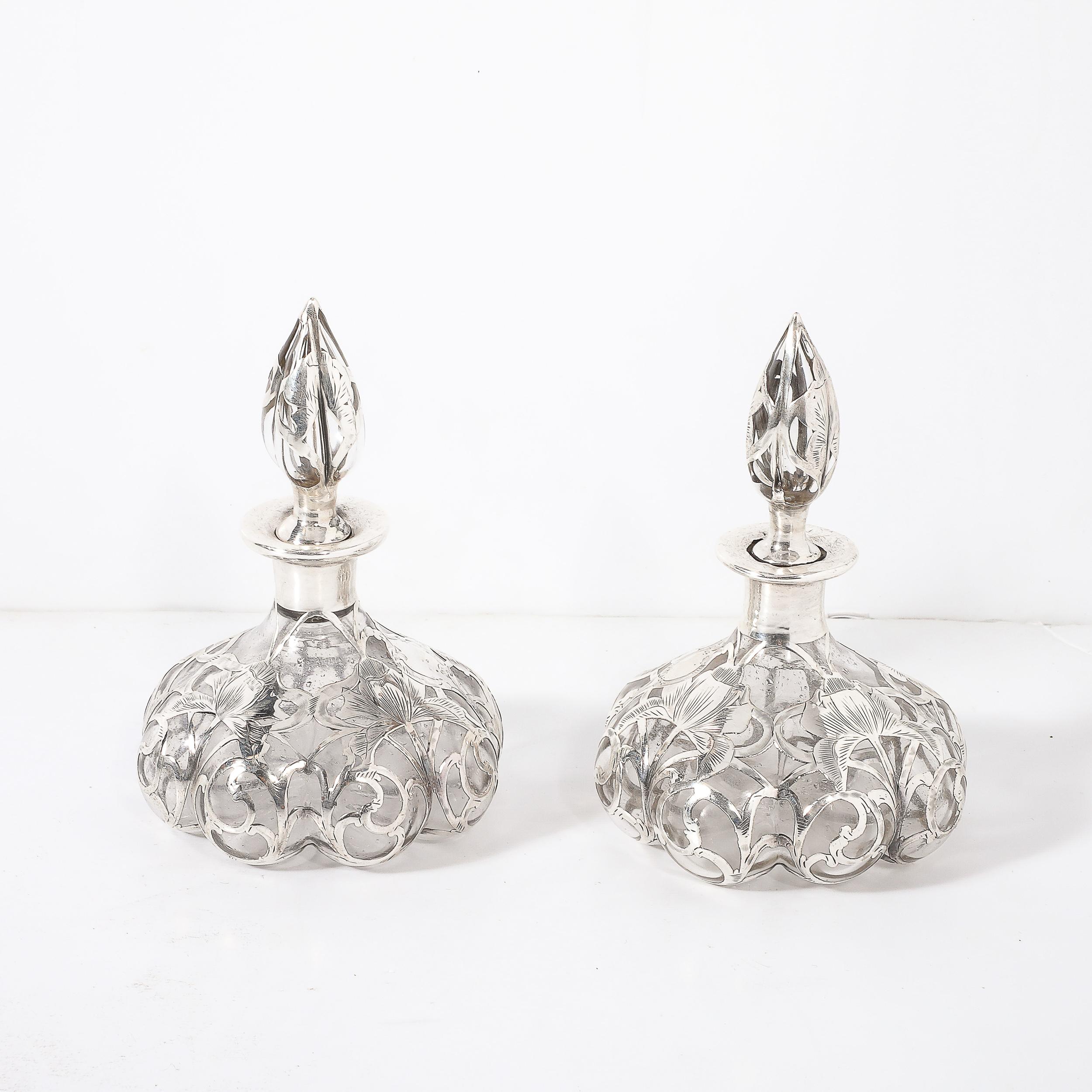 Americano Coppia di flaconi di profumo Art Nouveau in argento finemente sovrapposti, firmati Steuben in vendita