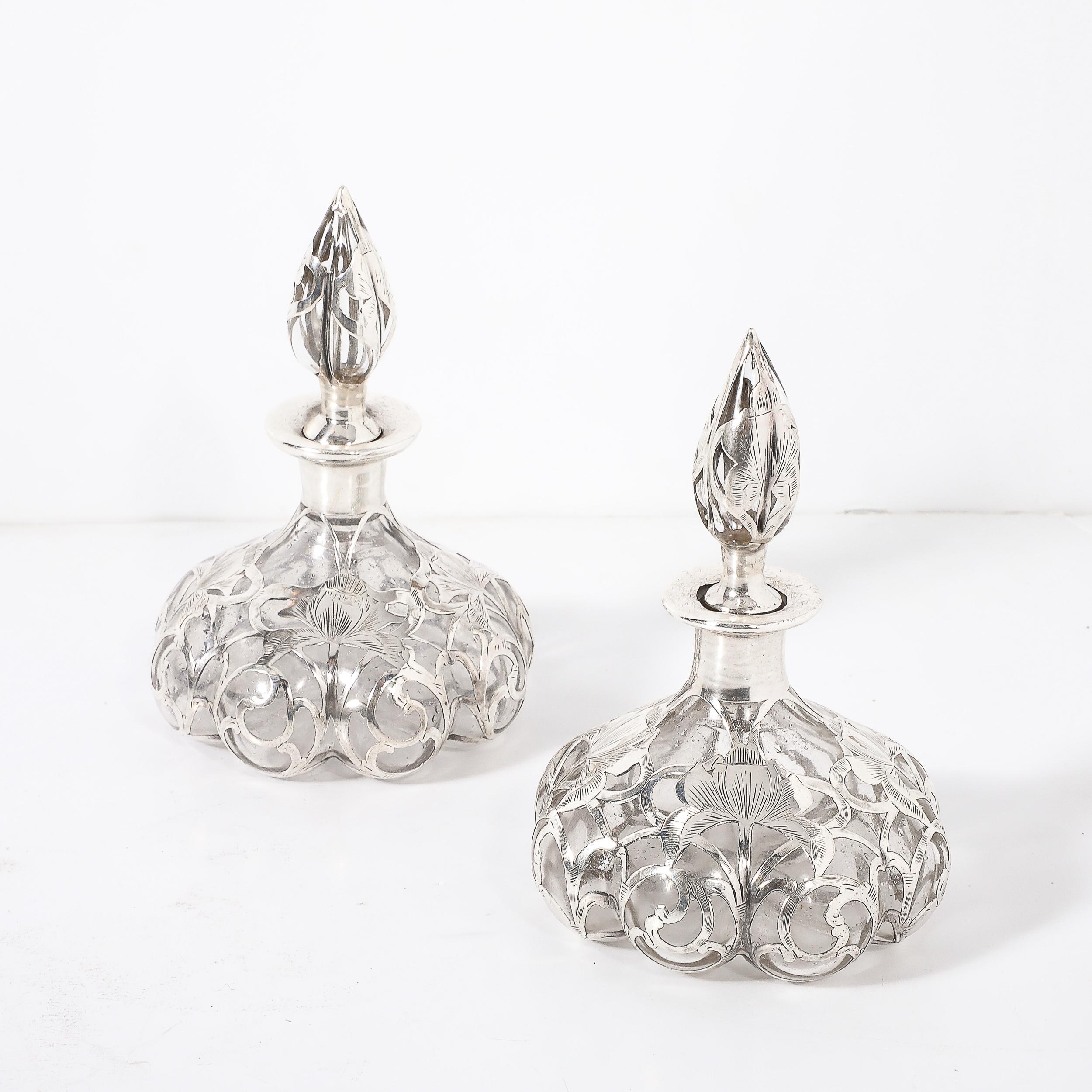 Coppia di flaconi di profumo Art Nouveau in argento finemente sovrapposti, firmati Steuben In condizioni ottime in vendita a New York, NY