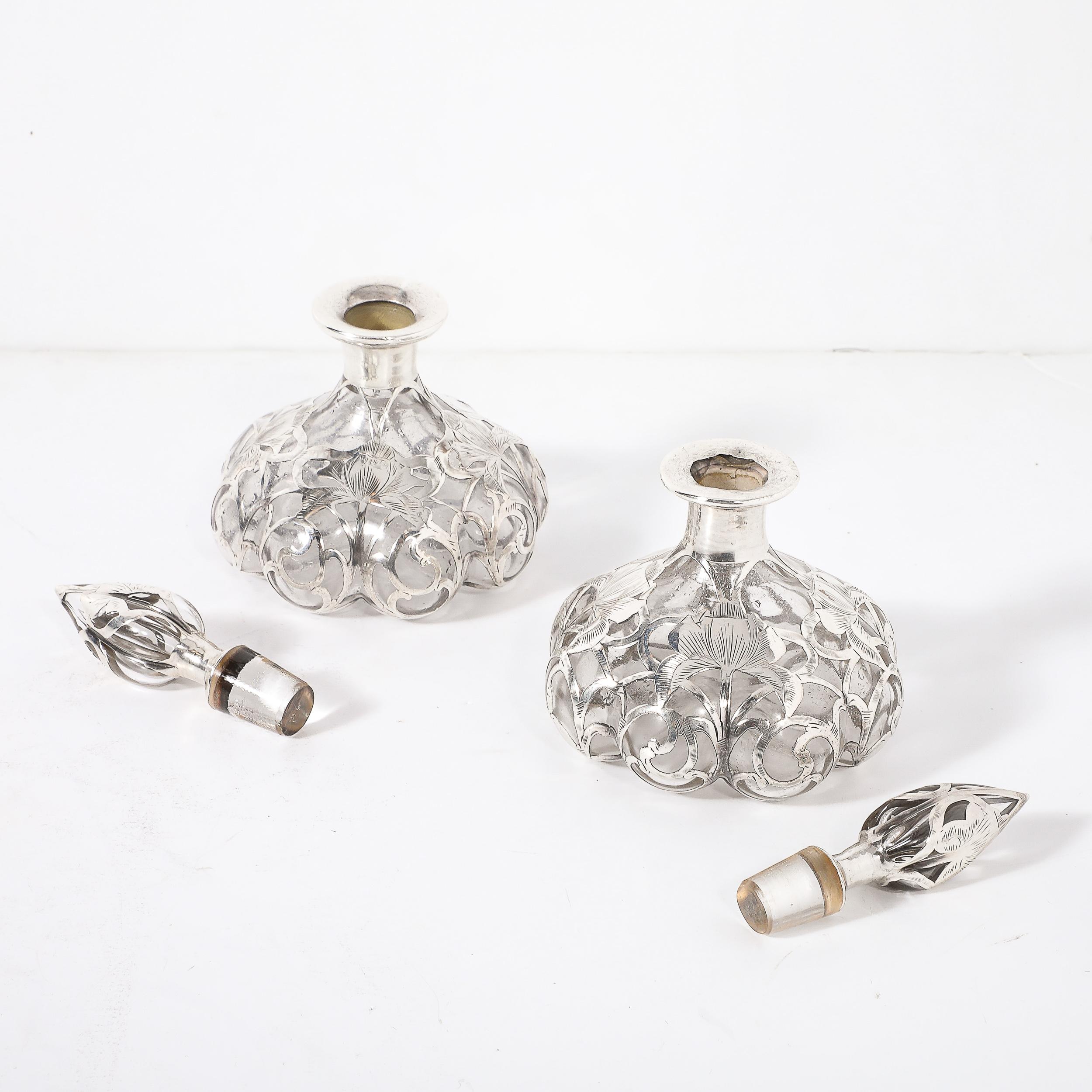 Inizio XX secolo Coppia di flaconi di profumo Art Nouveau in argento finemente sovrapposti, firmati Steuben in vendita