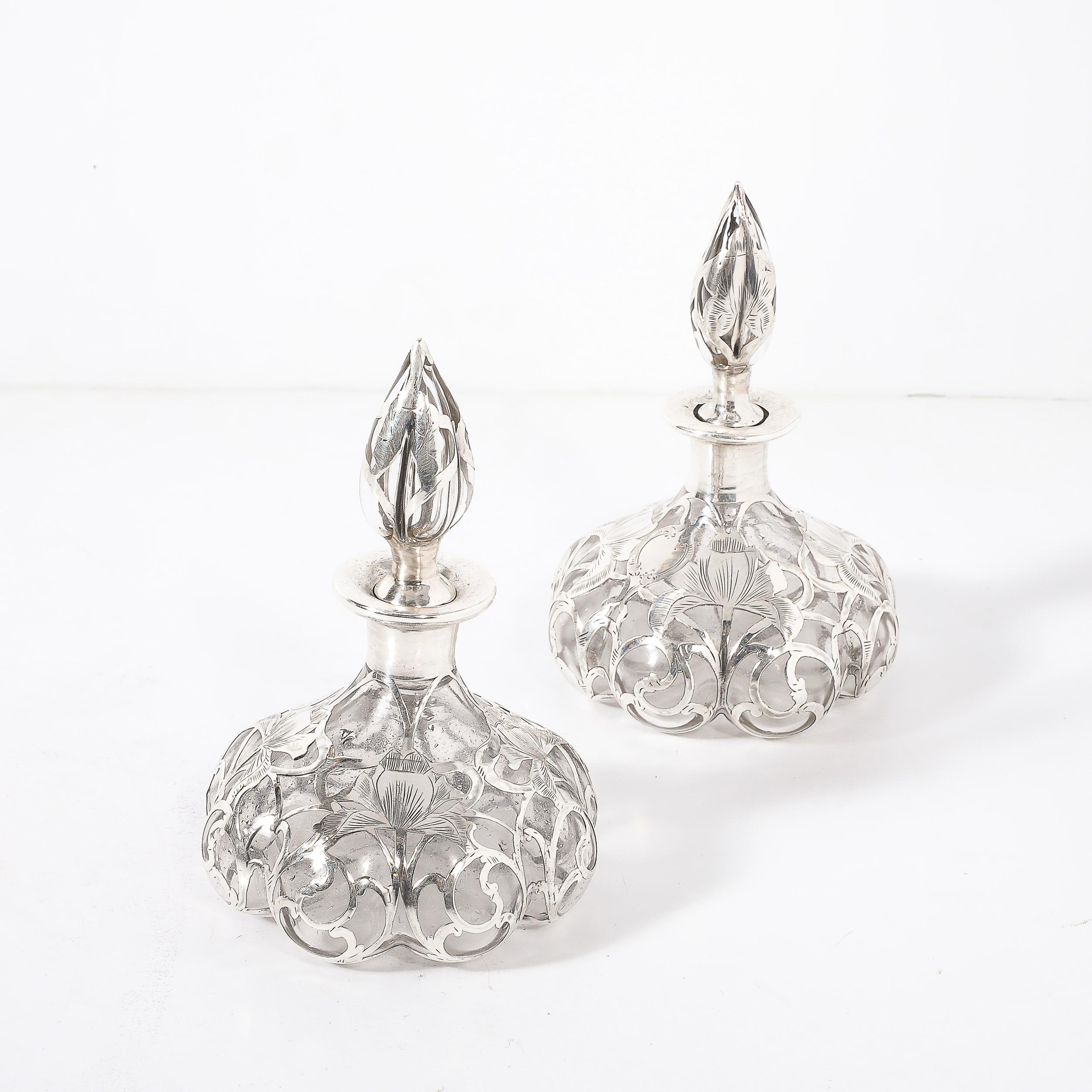 Argento 925 Coppia di flaconi di profumo Art Nouveau in argento finemente sovrapposti, firmati Steuben in vendita