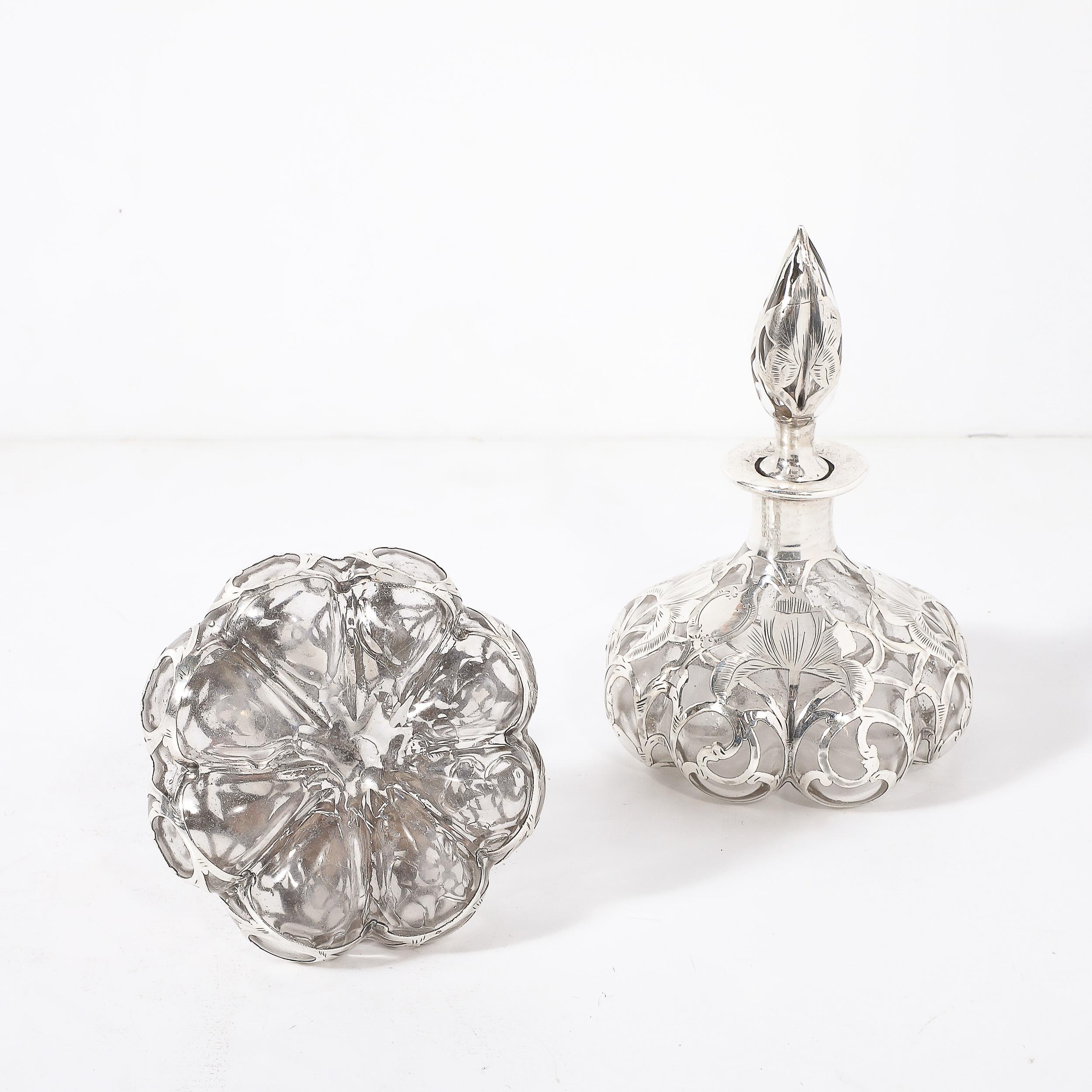 Coppia di flaconi di profumo Art Nouveau in argento finemente sovrapposti, firmati Steuben in vendita 1