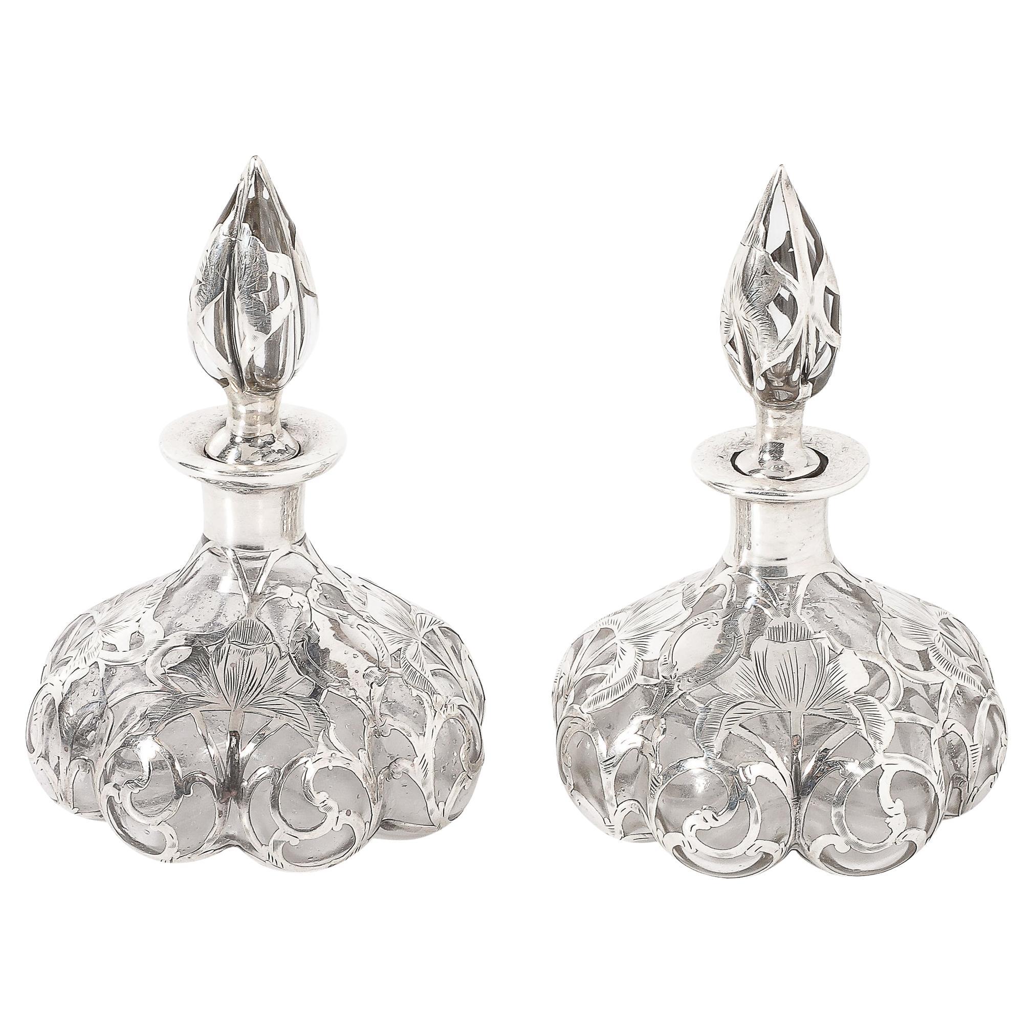 Coppia di flaconi di profumo Art Nouveau in argento finemente sovrapposti, firmati Steuben