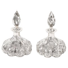 Coppia di flaconi di profumo Art Nouveau in argento finemente sovrapposti, firmati Steuben