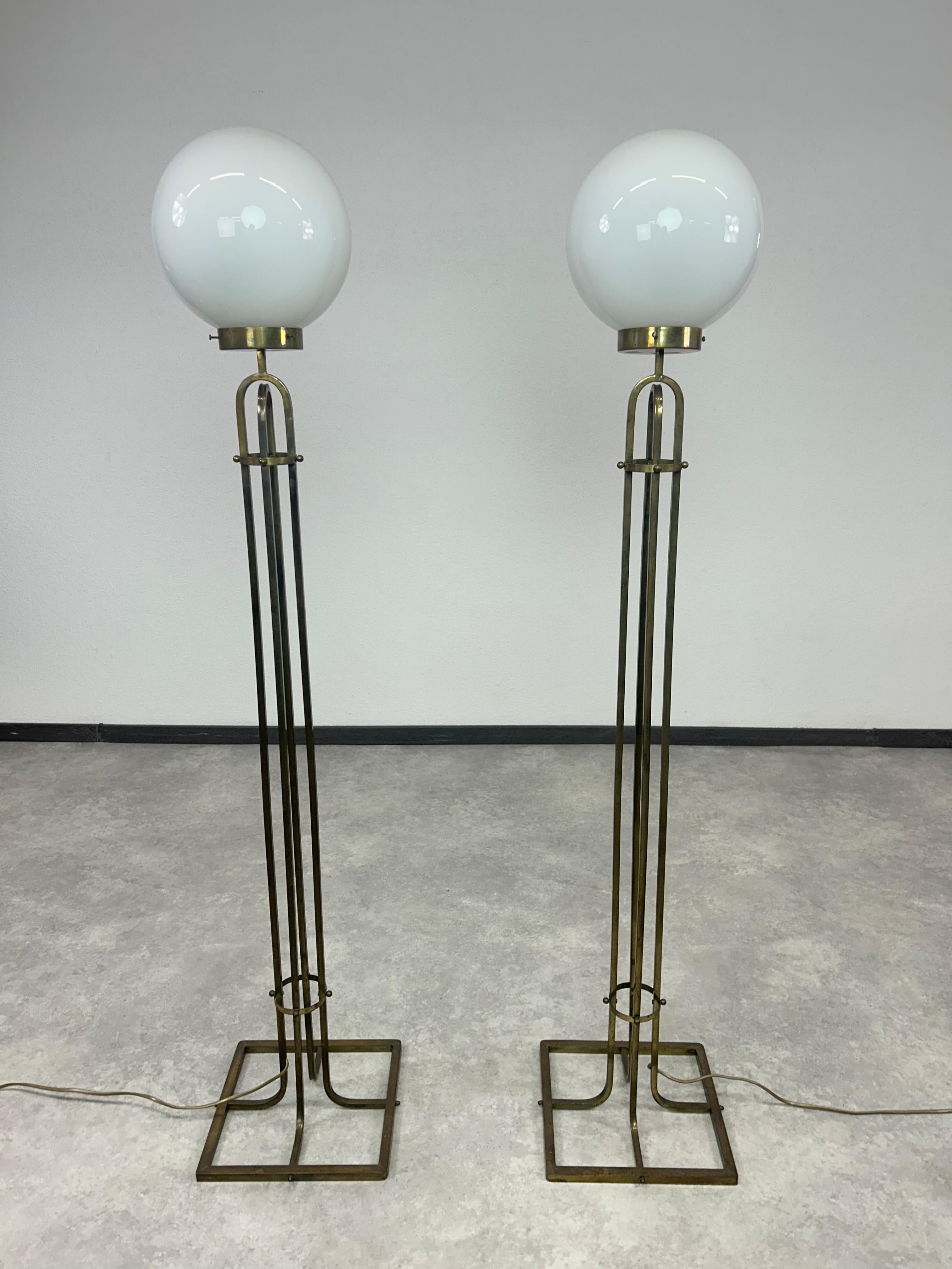 Coppia di lampade da terra in stile art nouveau di Adolf Loos, sembra una produzione Woka Lamps degli anni 1960-70 circa.