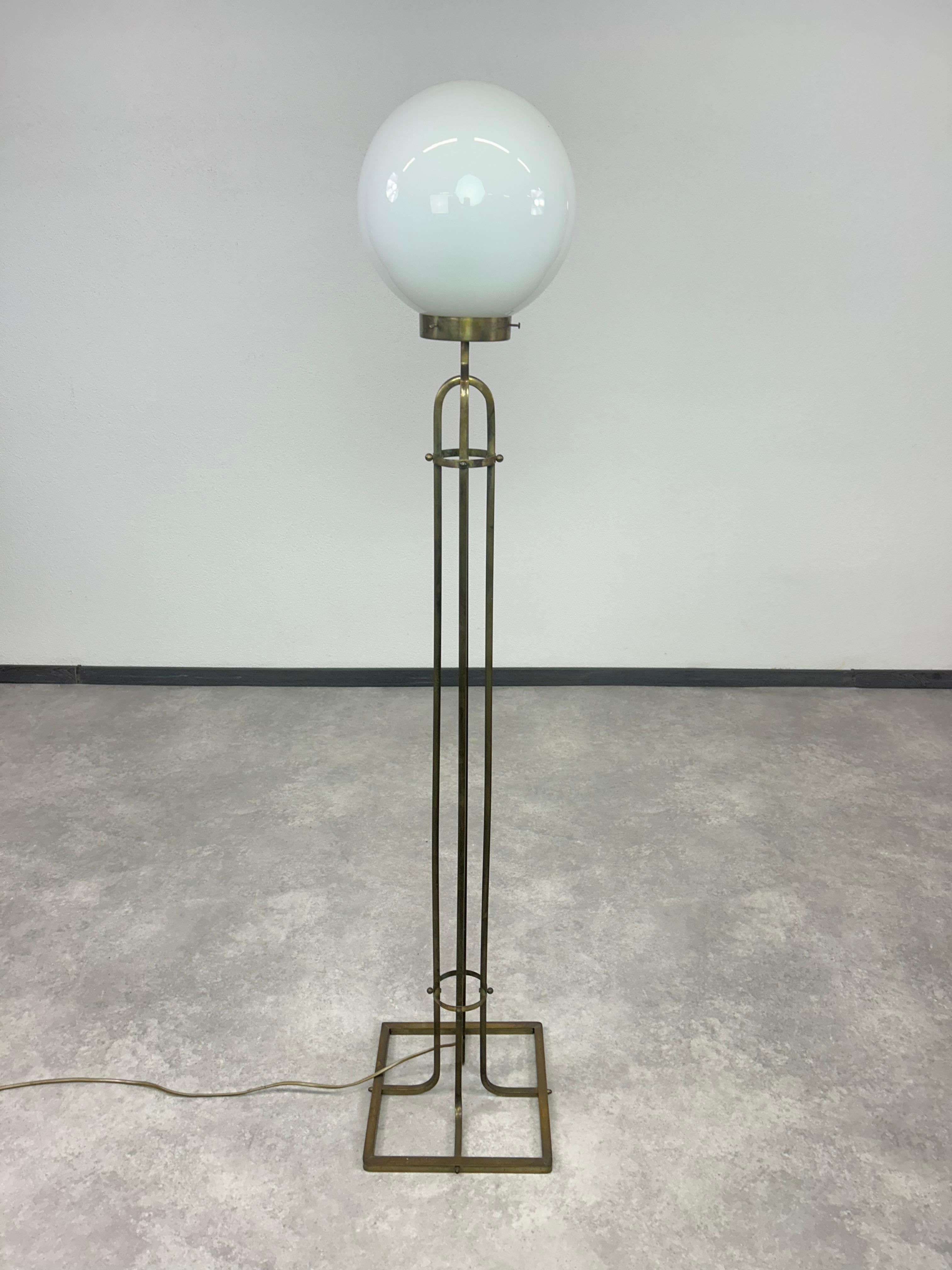 Ottone Coppia di lampade da terra in stile art nouveau di Adolf Loos in vendita
