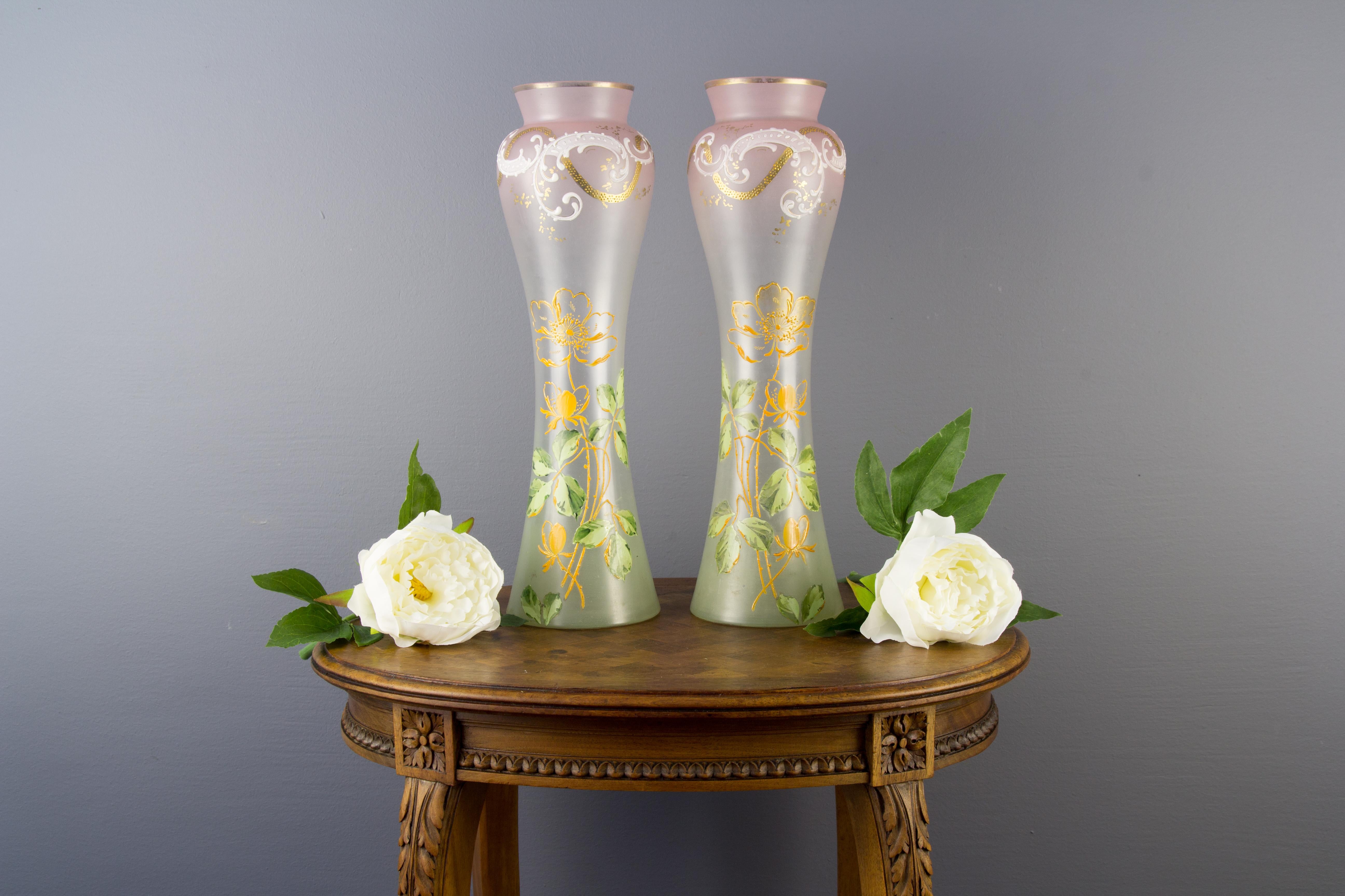 Coppia di vasi in vetro verde e rosa Art Nouveau con fiori, Francia, 1920 ca. in vendita 5