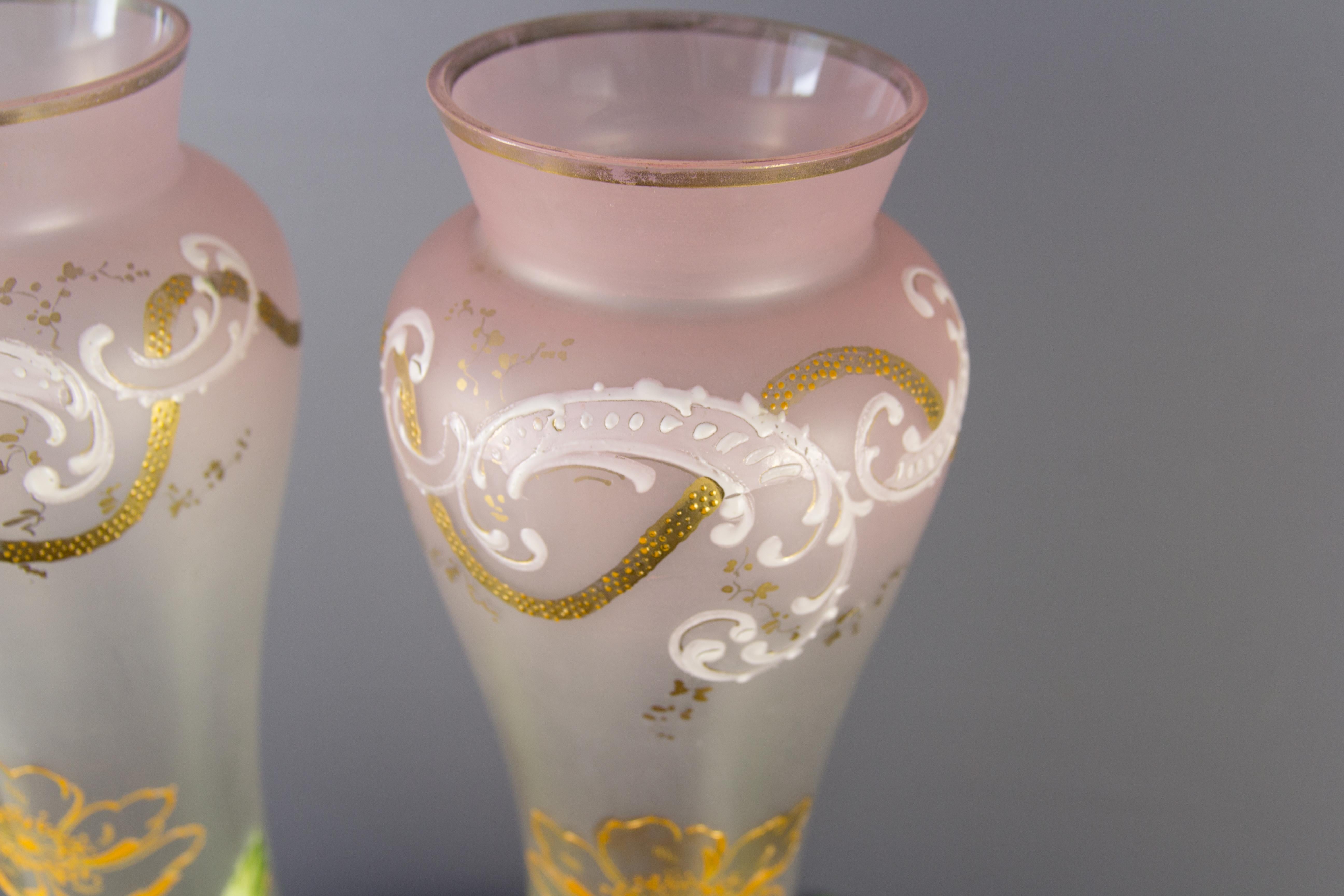 Coppia di vasi in vetro verde e rosa Art Nouveau con fiori, Francia, 1920 ca. in vendita 7