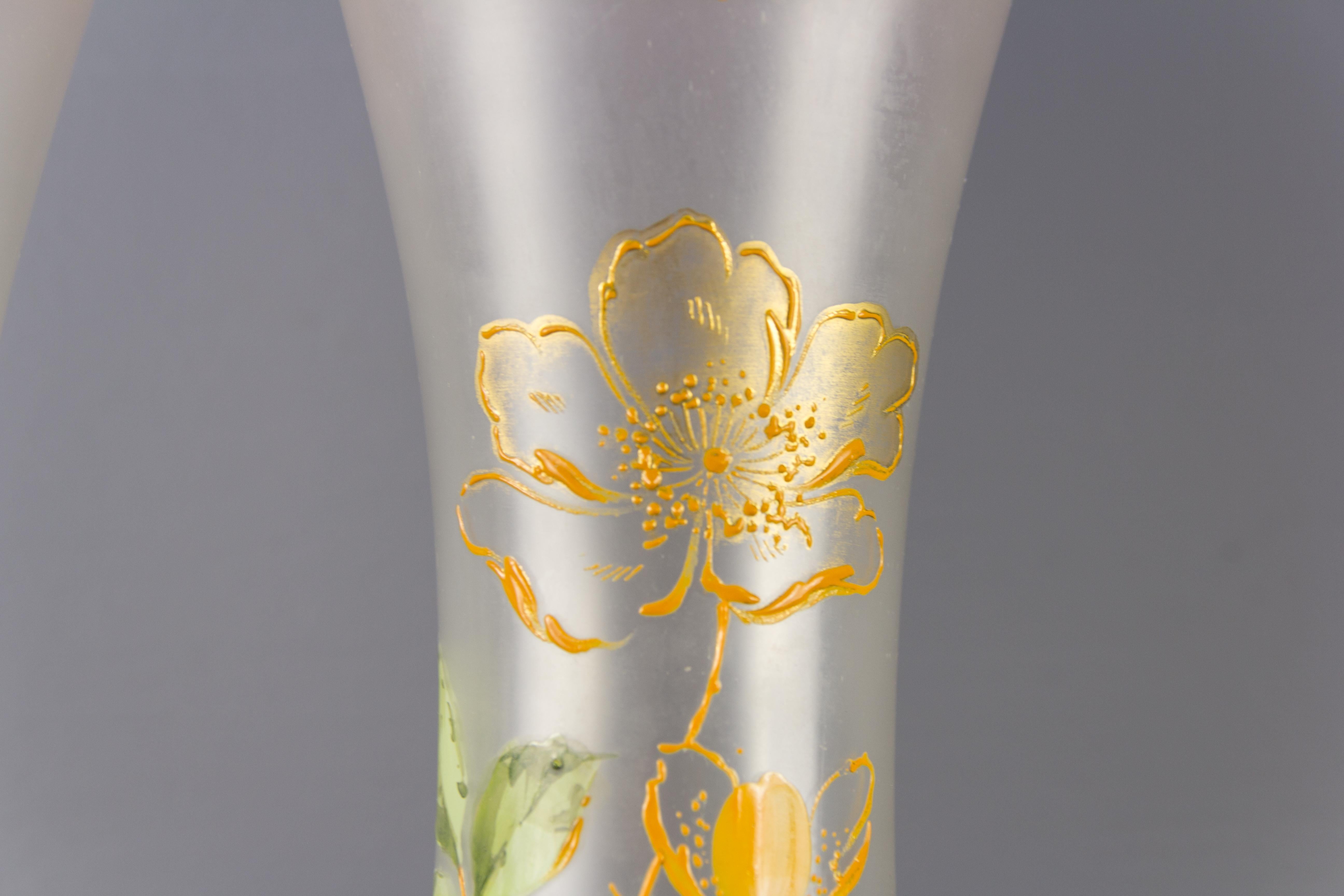 Coppia di vasi in vetro verde e rosa Art Nouveau con fiori, Francia, 1920 ca. in vendita 9