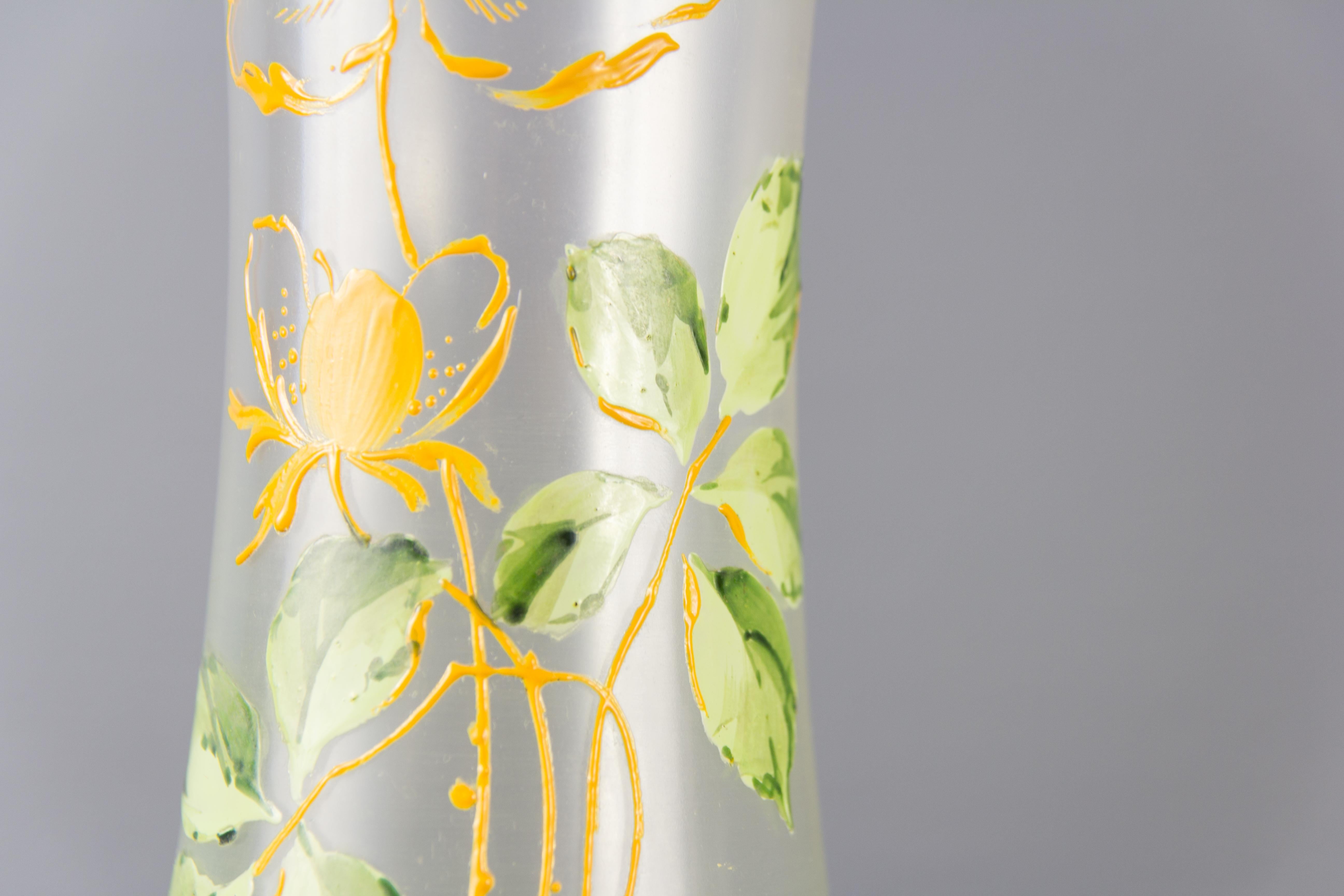 Coppia di vasi in vetro verde e rosa Art Nouveau con fiori, Francia, 1920 ca. in vendita 11