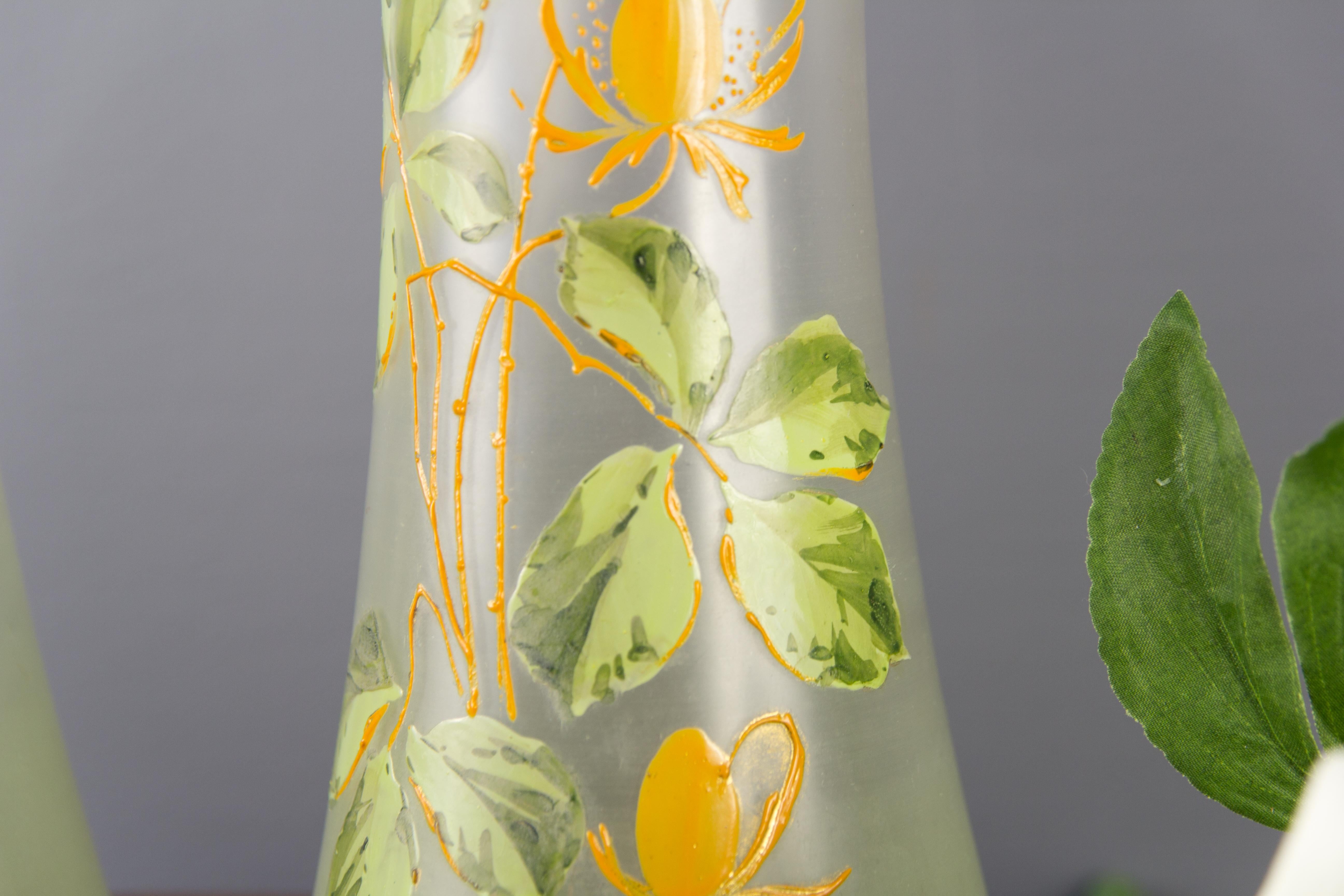 Coppia di vasi in vetro verde e rosa Art Nouveau con fiori, Francia, 1920 ca. in vendita 12