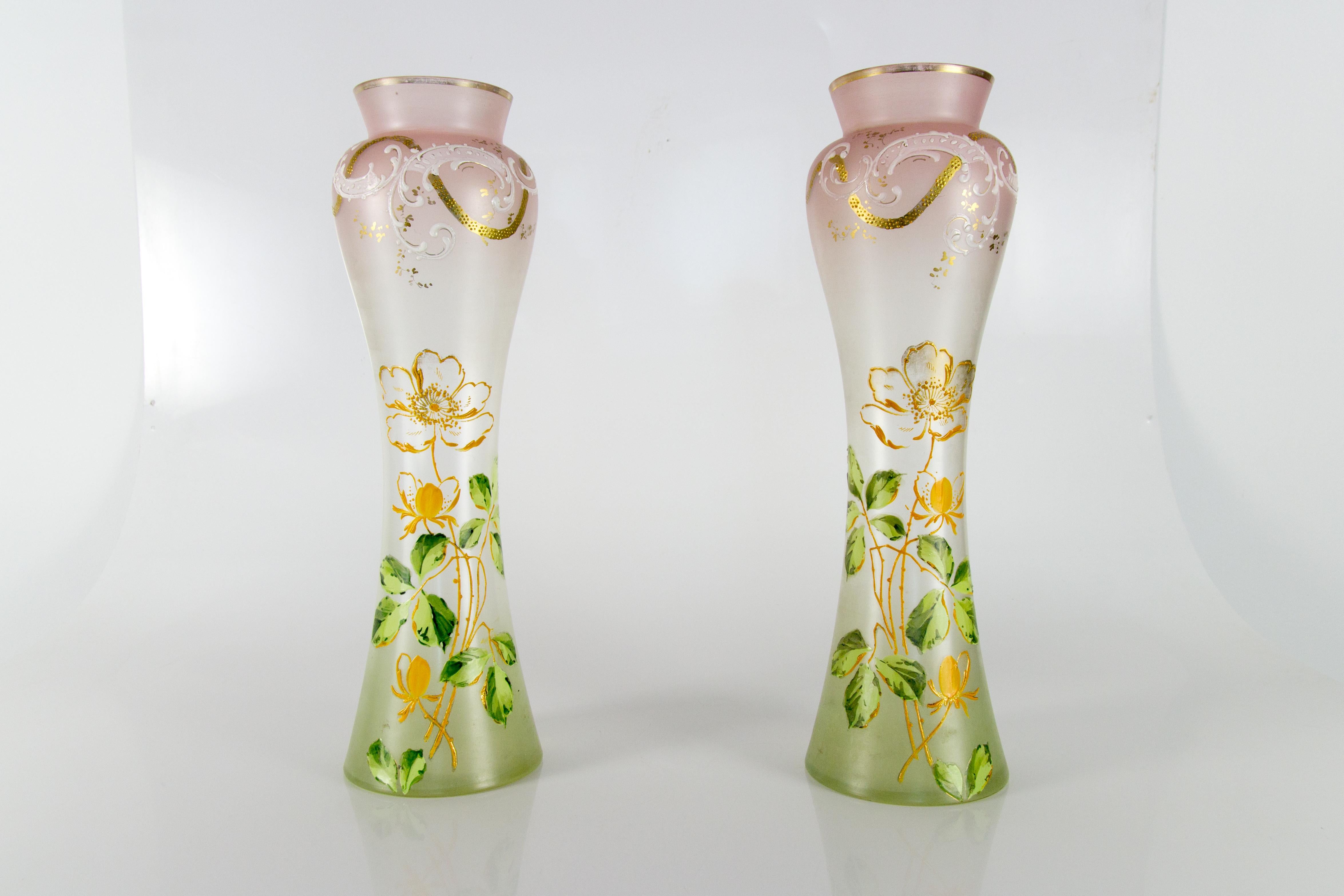 Francese Coppia di vasi in vetro verde e rosa Art Nouveau con fiori, Francia, 1920 ca. in vendita
