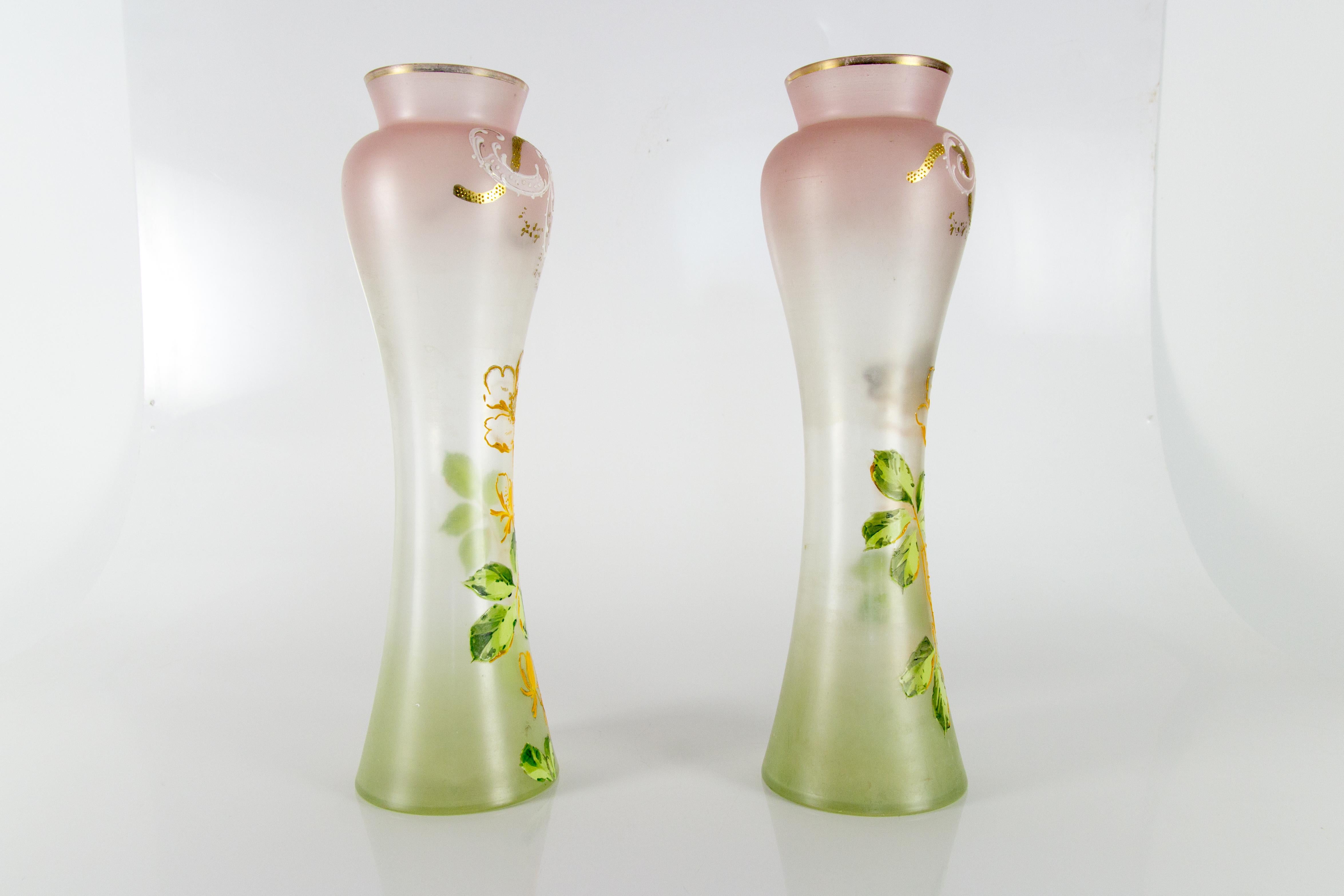 Coppia di vasi in vetro verde e rosa Art Nouveau con fiori, Francia, 1920 ca. In condizioni buone in vendita a Barntrup, DE