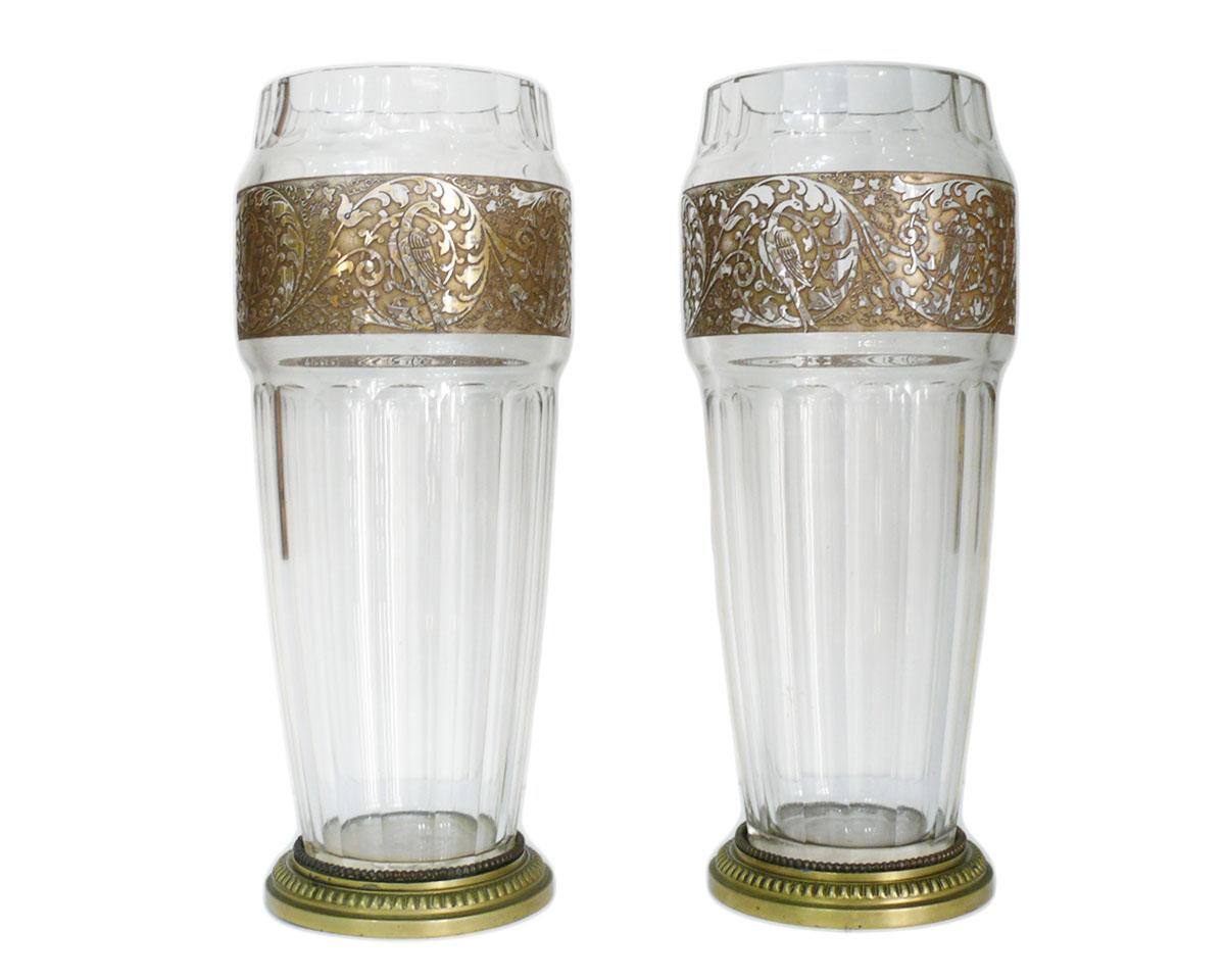 Coppia di bicchieri art nouveau Moser glass works
Creatore: Moser glassworks
Origine Repubblica Ceca Circa 1900
Materiale: vetro sfaccettato incolore con una fascia dorata raffigurante uccelli e fiori.
Hanno una base in bronzo
Condizioni