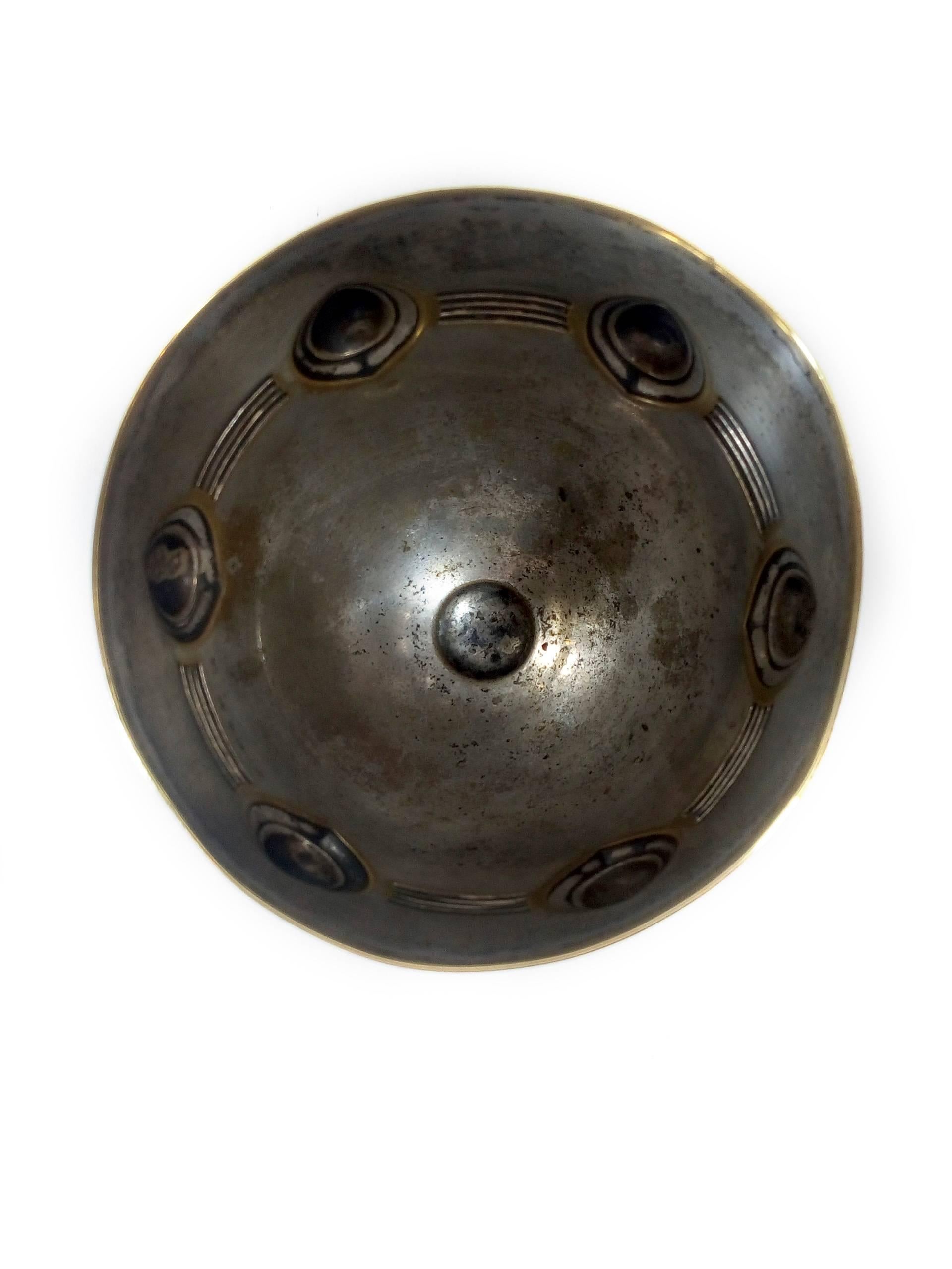 Paire de calices/gobelets Jugendstil conçus par l'architecte et designer allemand Albin Camillo Muller (1871-1941), fabriqués en métal latonisé et argenté par WMF, poinçonnés WMF X/O OX. WMF (Württembergische Metallwarenfabrik) est un fabricant