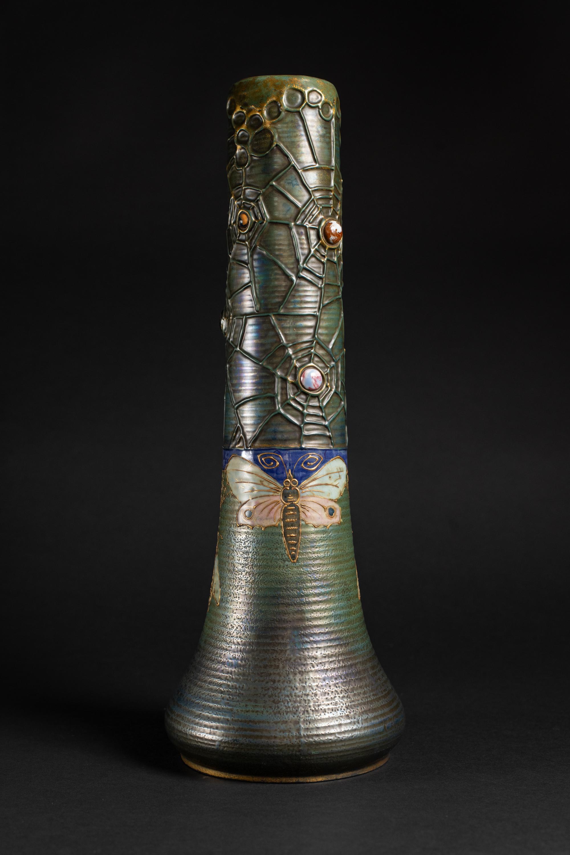 Austriaco Coppia di vasi alti in stile Art Nouveau Gres Bijou con farfalla e ragnatela di RStK Amphora in vendita