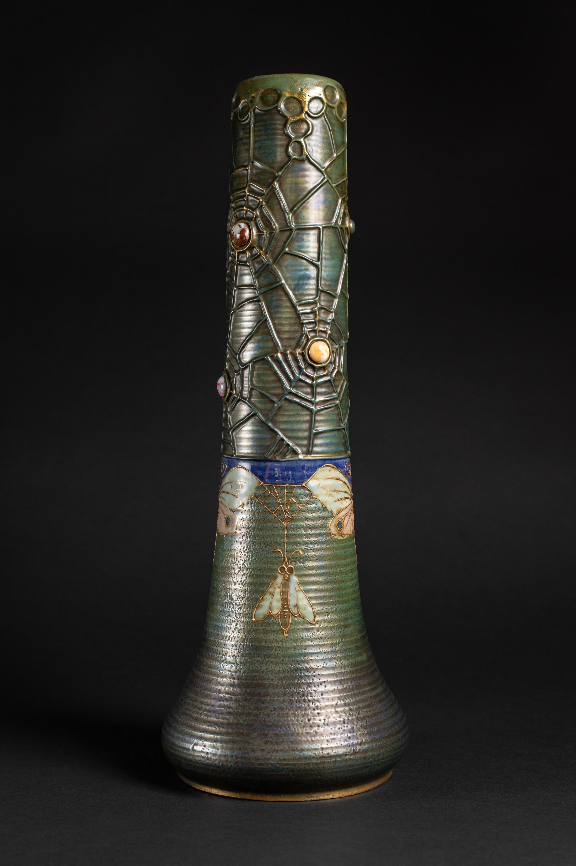 Dorato Coppia di vasi alti in stile Art Nouveau Gres Bijou con farfalla e ragnatela di RStK Amphora in vendita