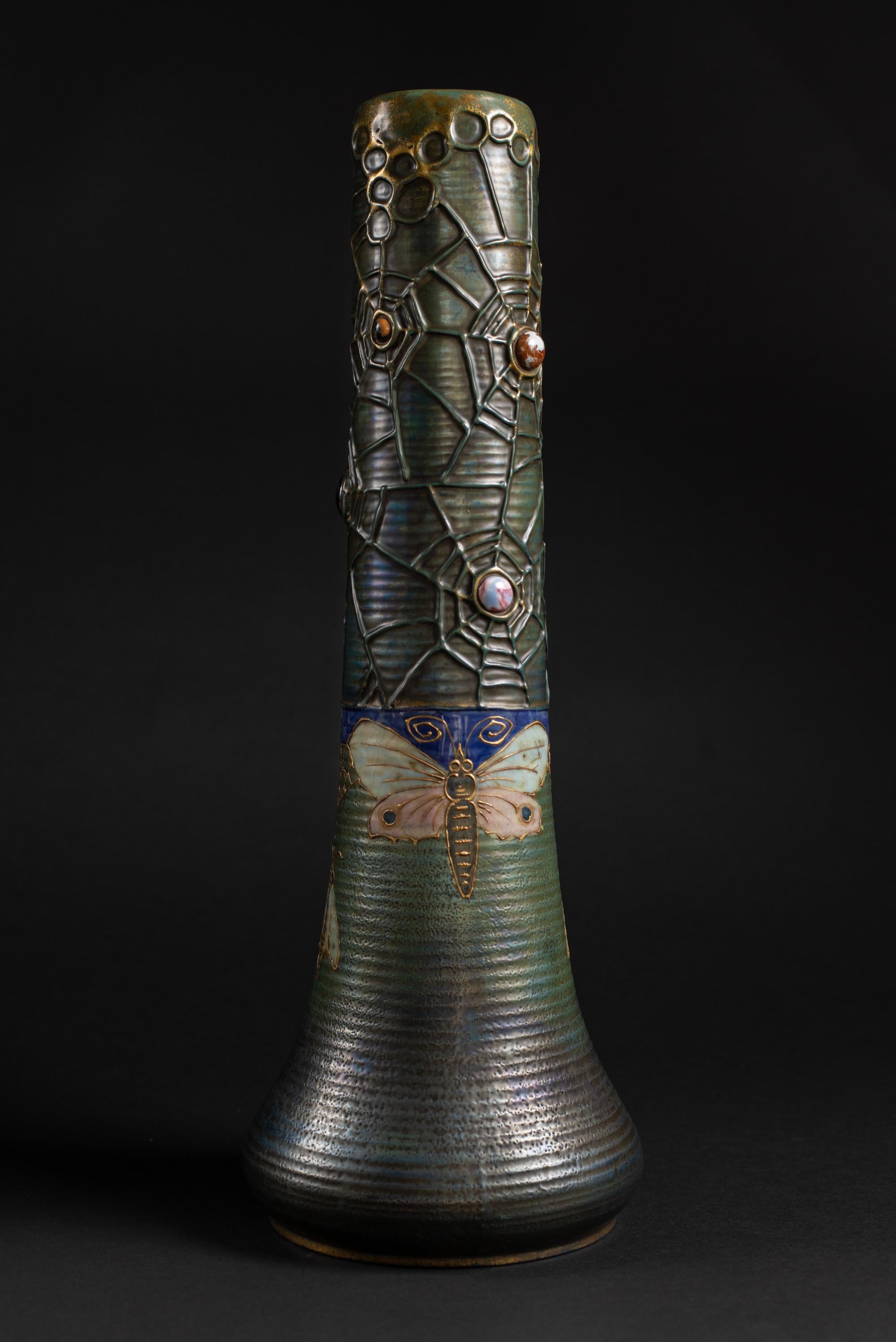 Coppia di vasi alti in stile Art Nouveau Gres Bijou con farfalla e ragnatela di RStK Amphora In condizioni ottime in vendita a Chicago, US