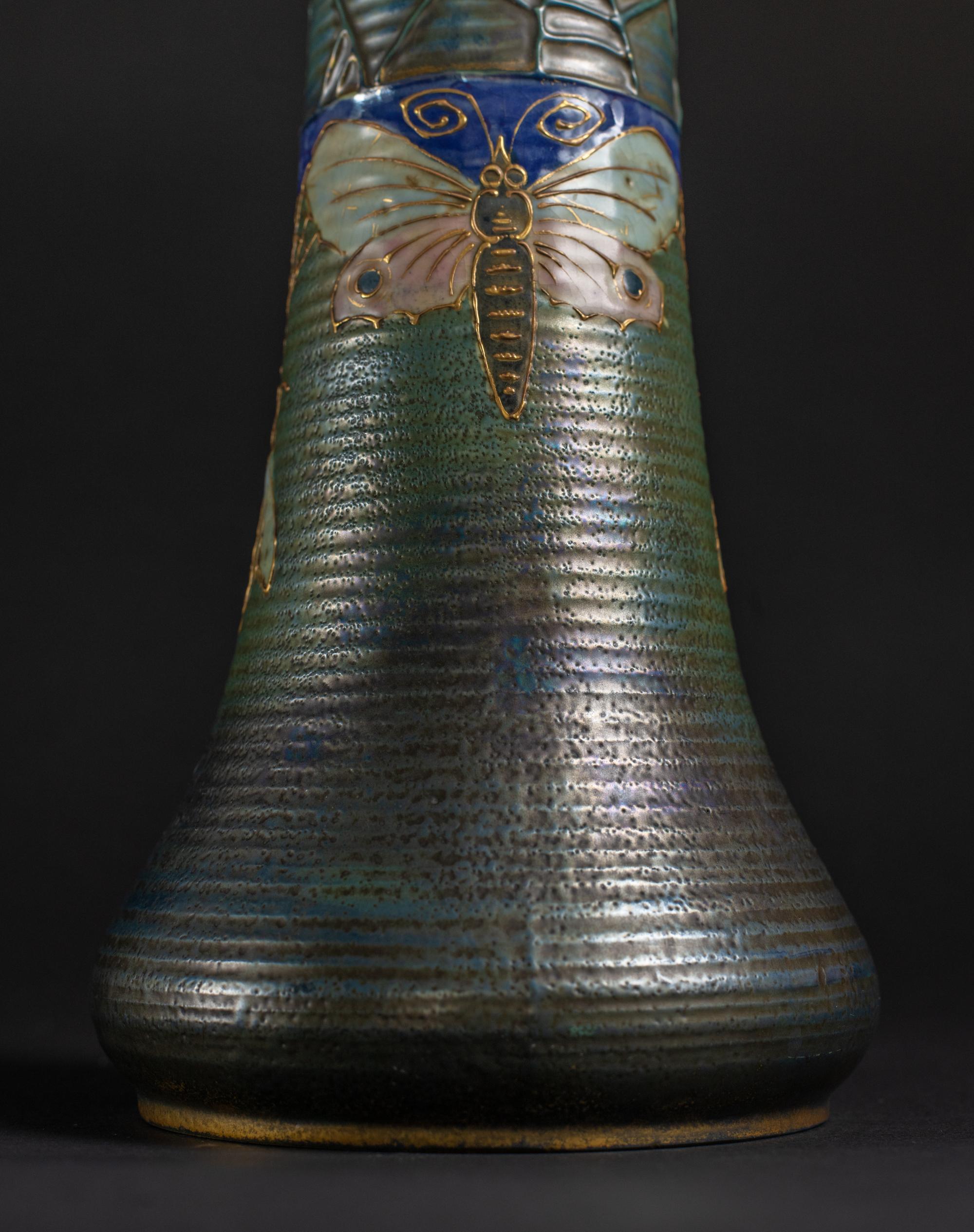 Inizio XX secolo Coppia di vasi alti in stile Art Nouveau Gres Bijou con farfalla e ragnatela di RStK Amphora in vendita