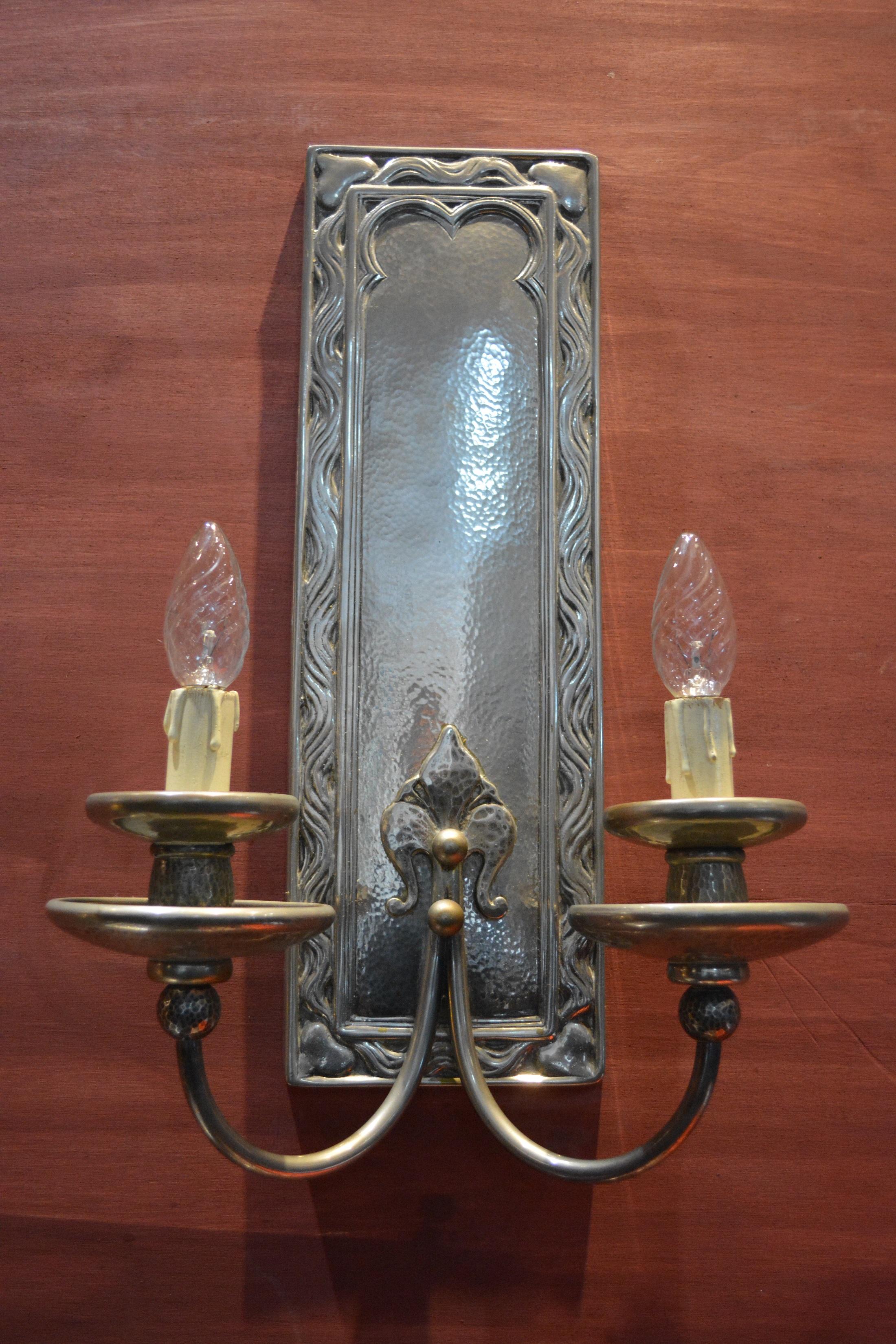 Double branched hammered silver plated bronze sconces, 
The rectangular Art Nouveau moulded plaque brings two branchs with hammered double disk and knobs supporting the two lights.
Unsigned.
Model Ramsden and Carr.
High 42 large 31.




 