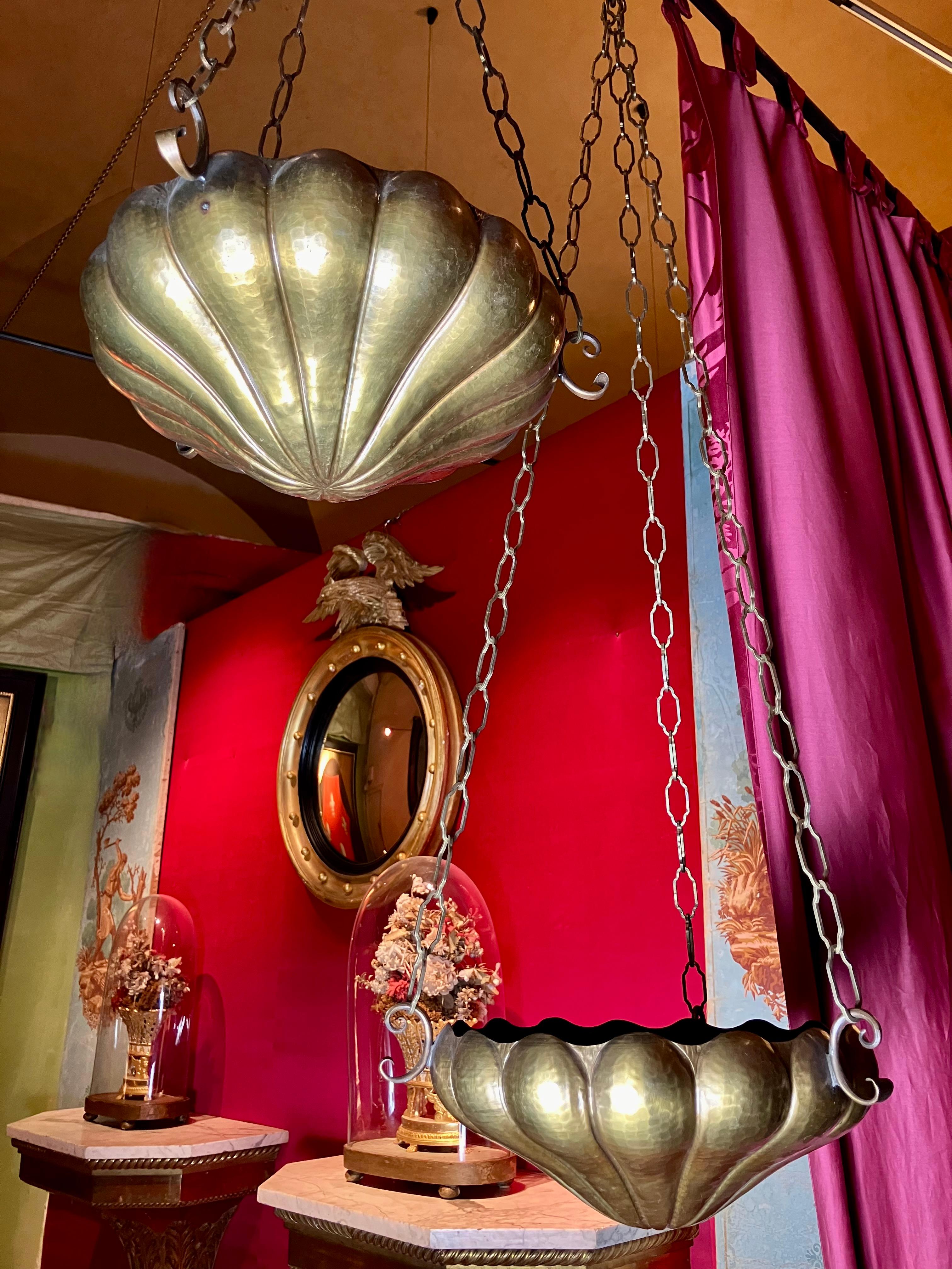 Coppia di lampade a sospensione o fioriere in stile Art Nouveau: Ottone martellato a mano in vendita 4