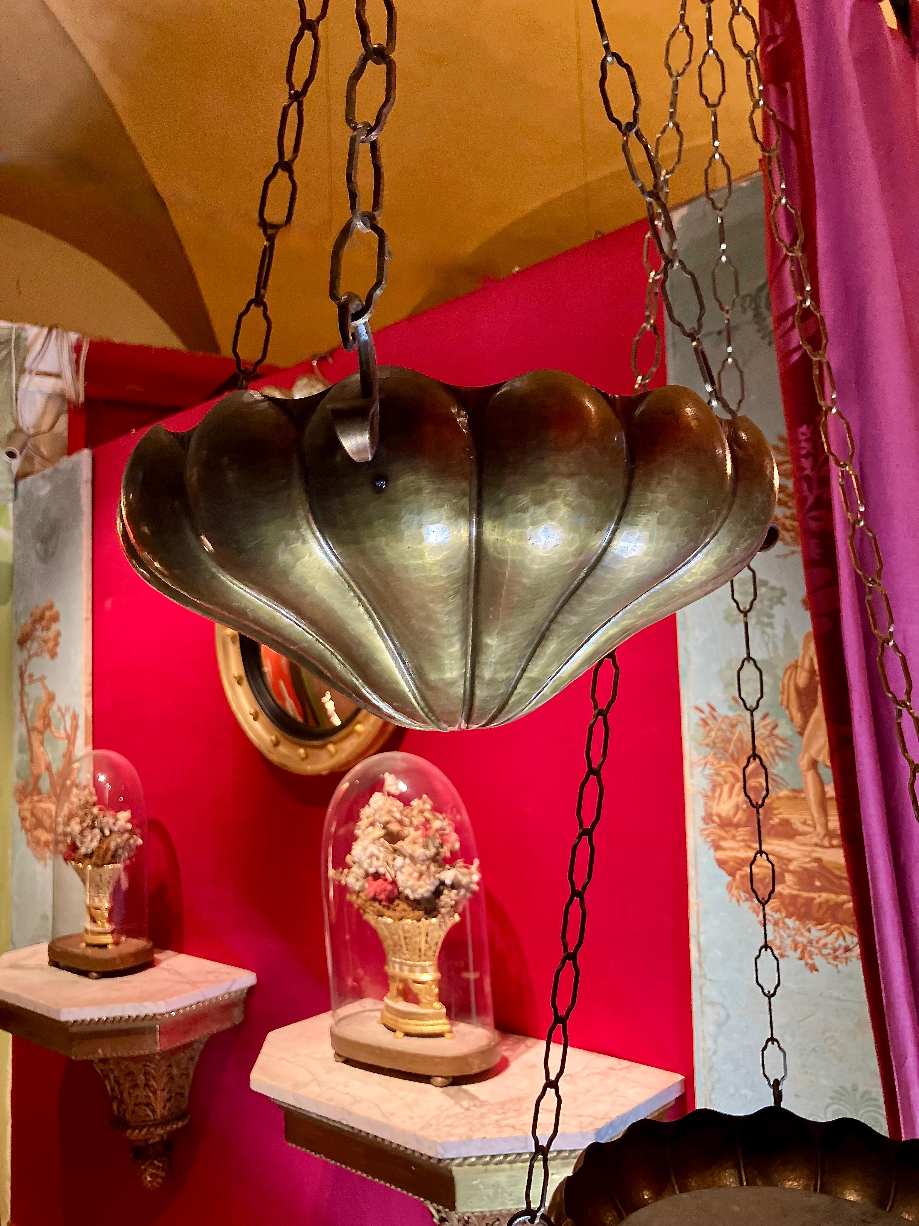 Coppia di lampade a sospensione o fioriere in stile Art Nouveau: Ottone martellato a mano in vendita 5
