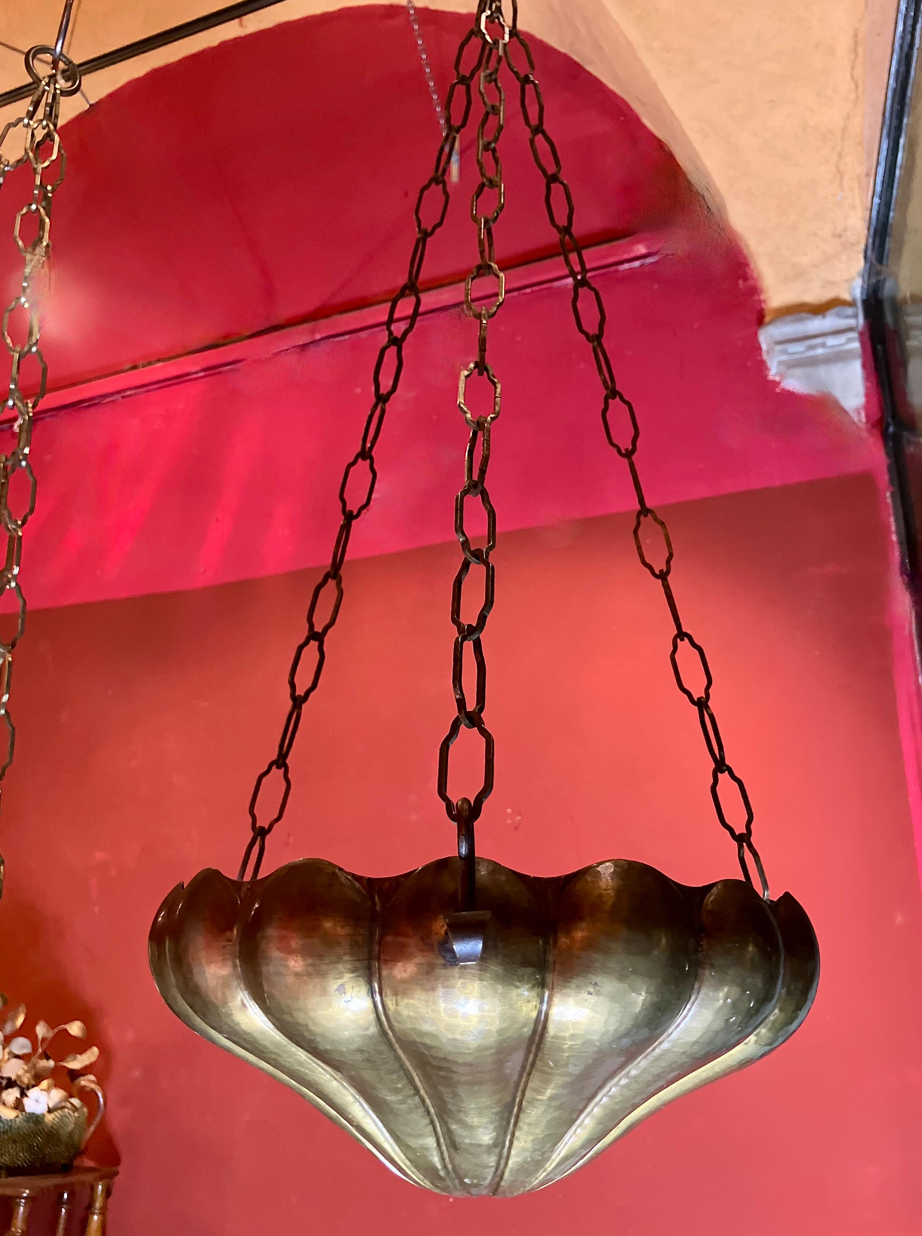 Coppia di lampade a sospensione o fioriere in stile Art Nouveau: Ottone martellato a mano in vendita 6