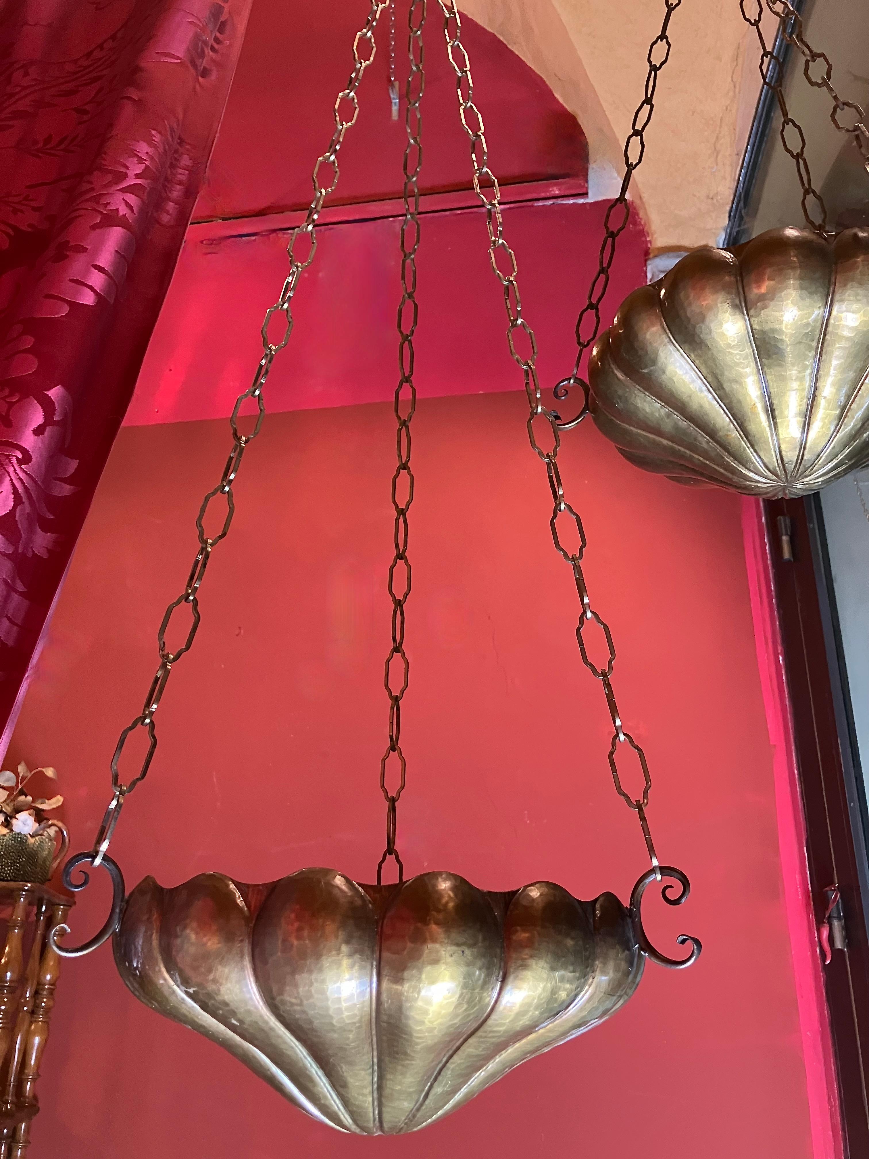 Coppia di lampade a sospensione o fioriere in stile Art Nouveau: Ottone martellato a mano in vendita 7